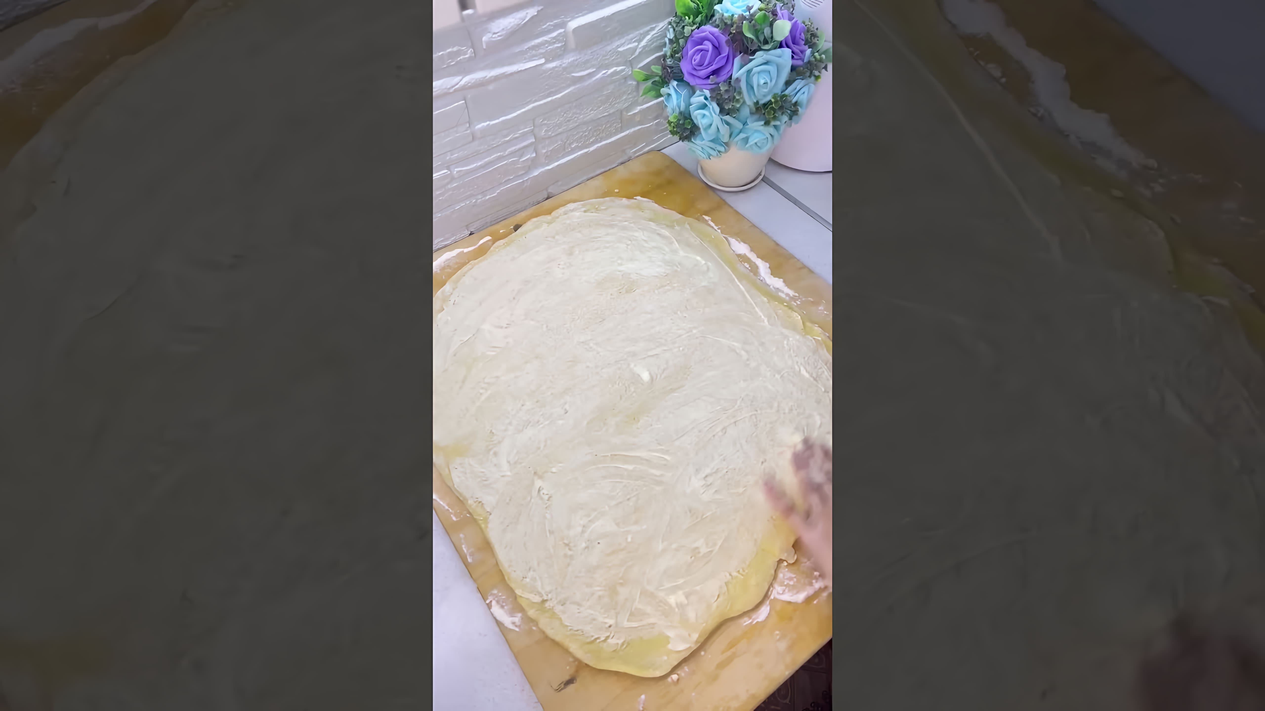 В этом видео демонстрируется процесс приготовления синнабонов - вкусных булочек с корицей
