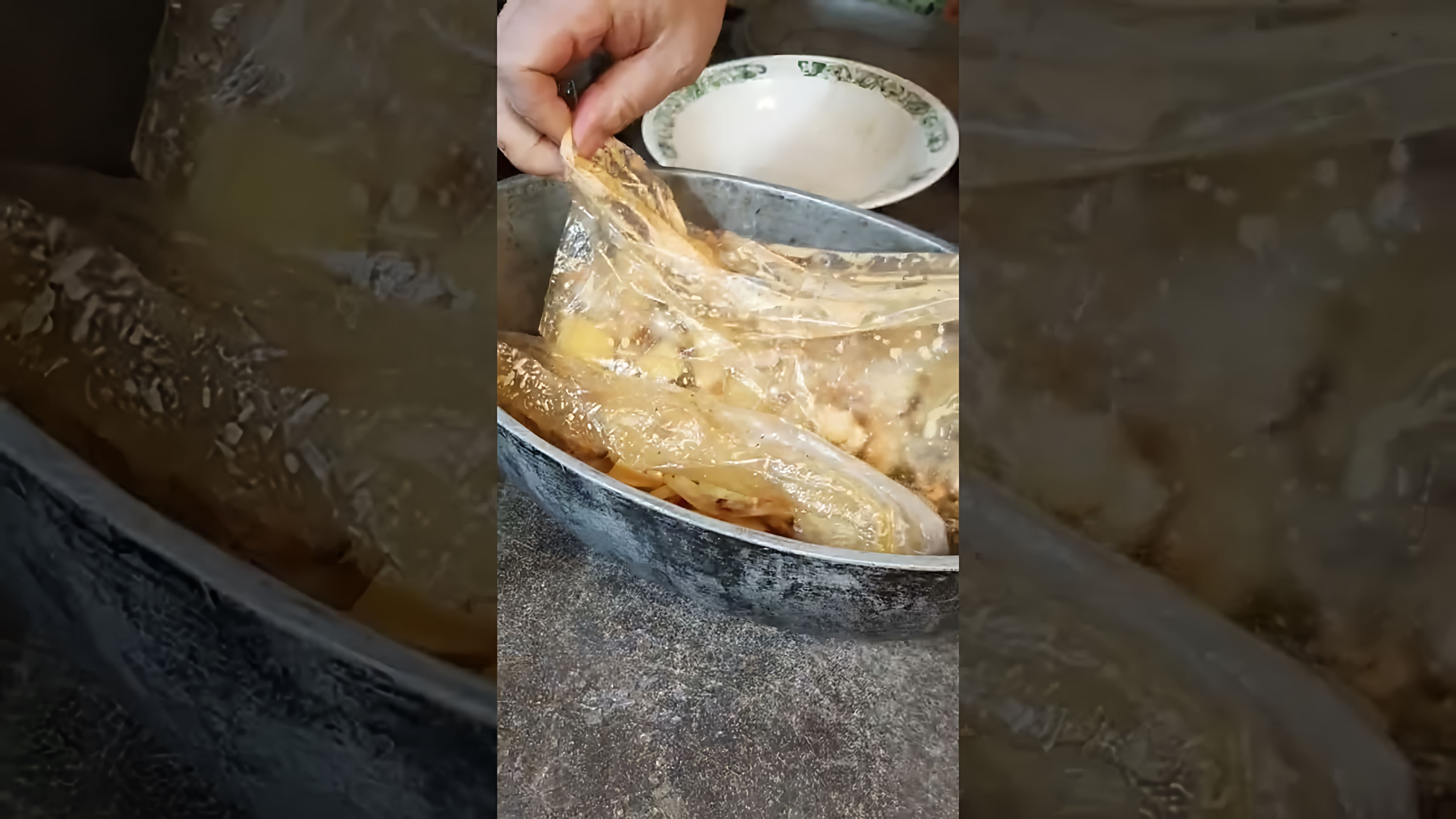 В этом видео демонстрируется процесс приготовления картошки в утятнице