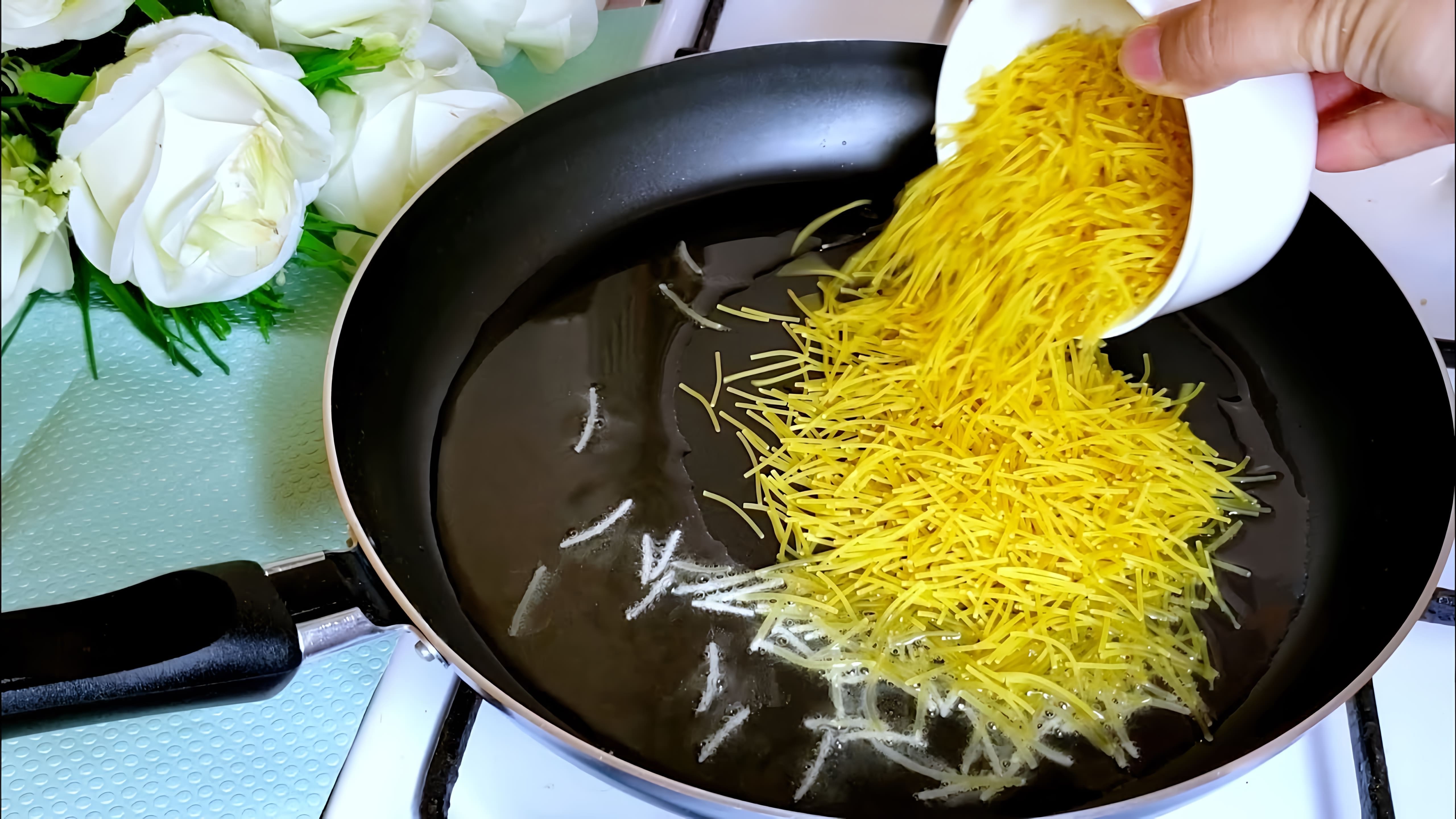 В этом видео-ролике вы увидите, как человек готовит макароны впервые в жизни