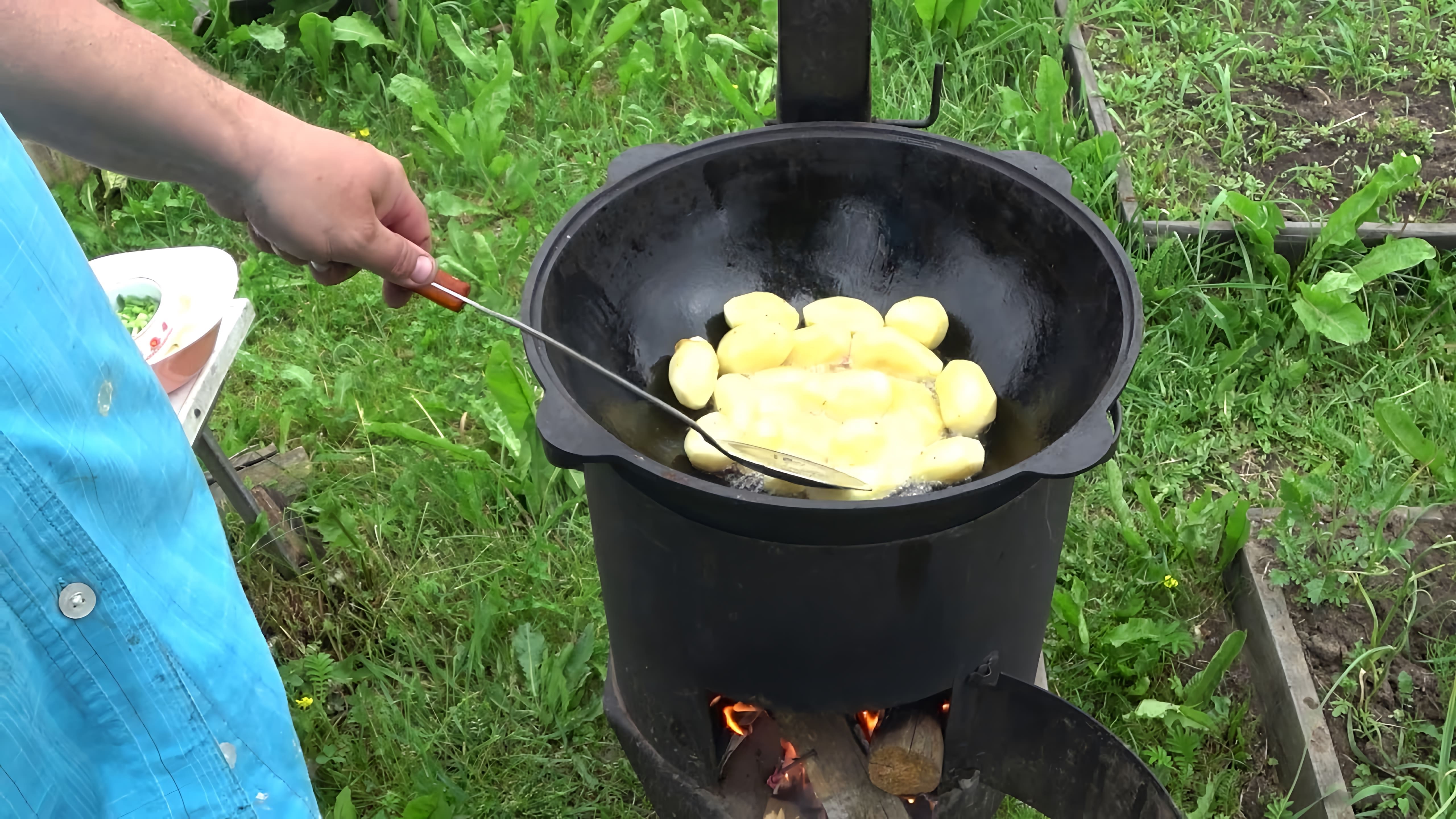 В этом видео демонстрируется процесс приготовления картошки с мясом в казане
