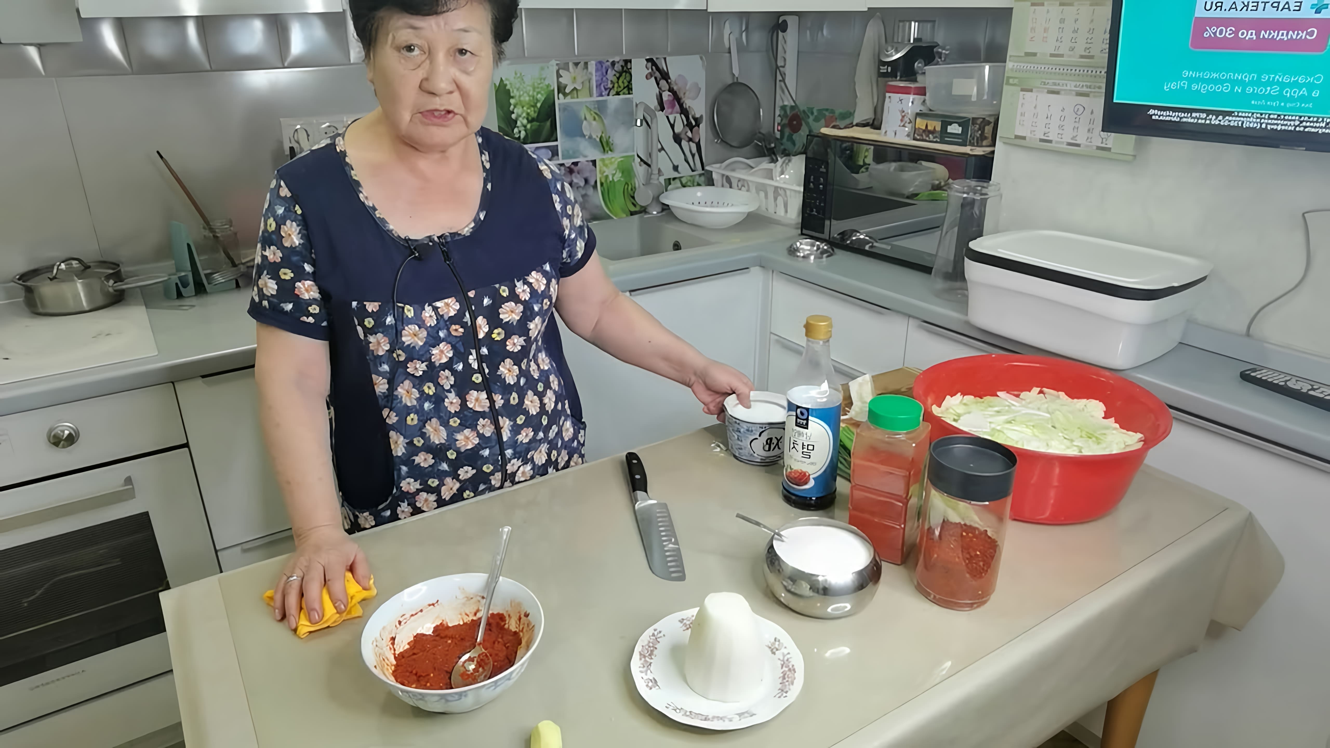 В этом видео показано, как приготовить быстрое кимчи, традиционное корейское блюдо