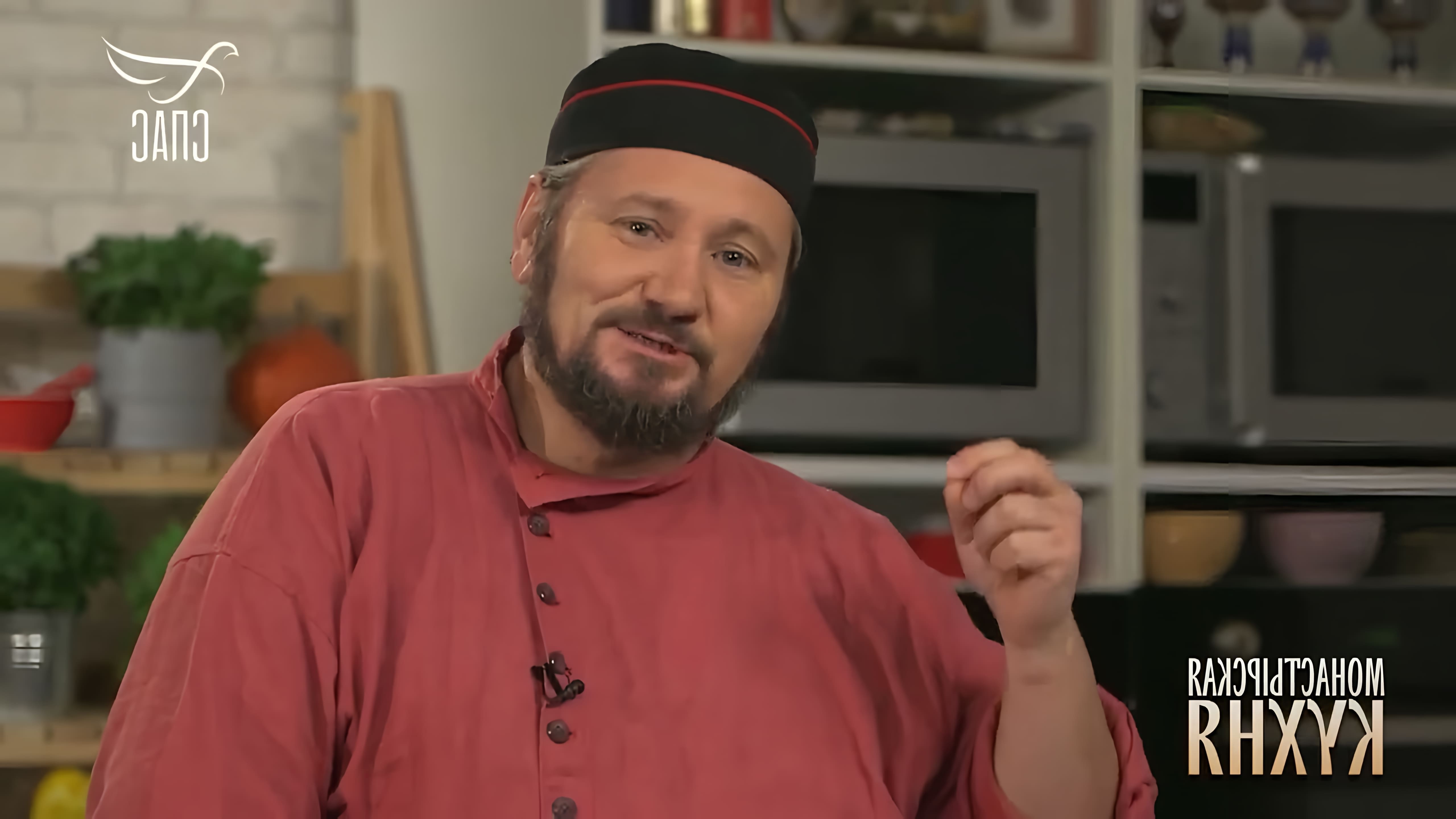 В этом видео Максим Сырников готовит два блюда из монастырской кухни: запеканку из картофеля с сельдью и оладьи из овсяных хлопьев