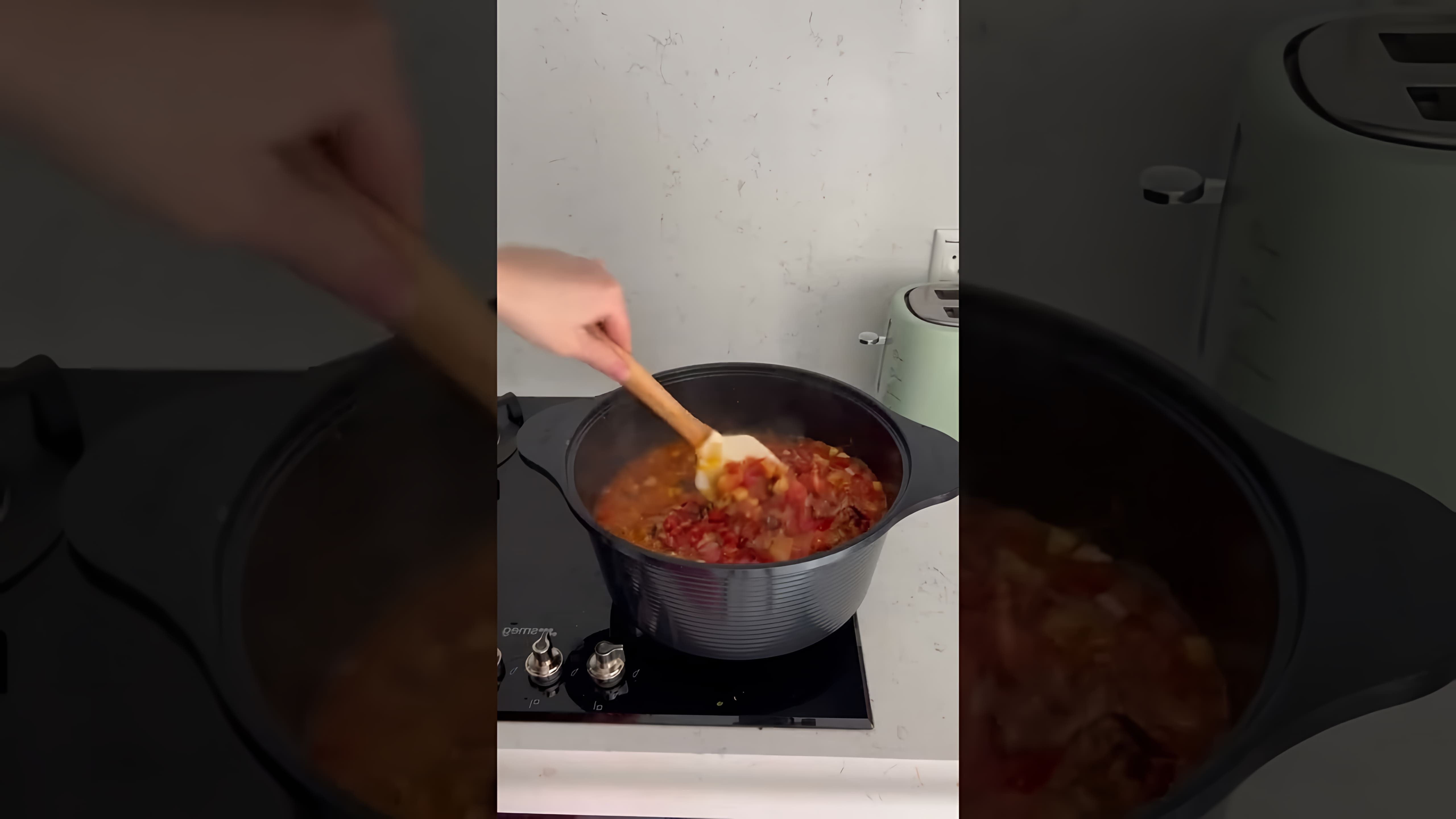 В этом видео демонстрируется процесс приготовления салата с баклажанами на зиму