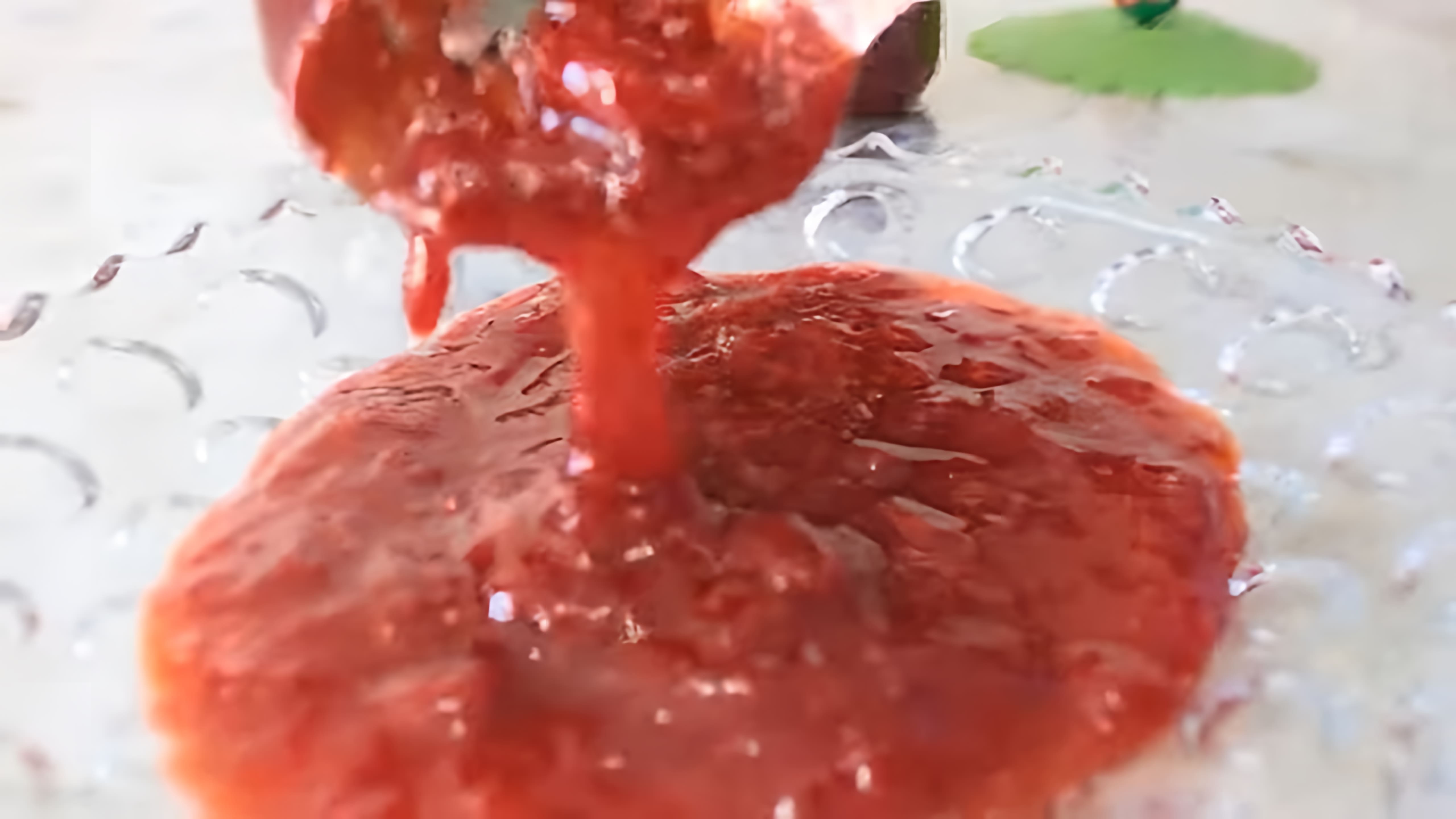 В этом видео демонстрируется процесс приготовления натурального клубничного джема без использования желатина и загустителей