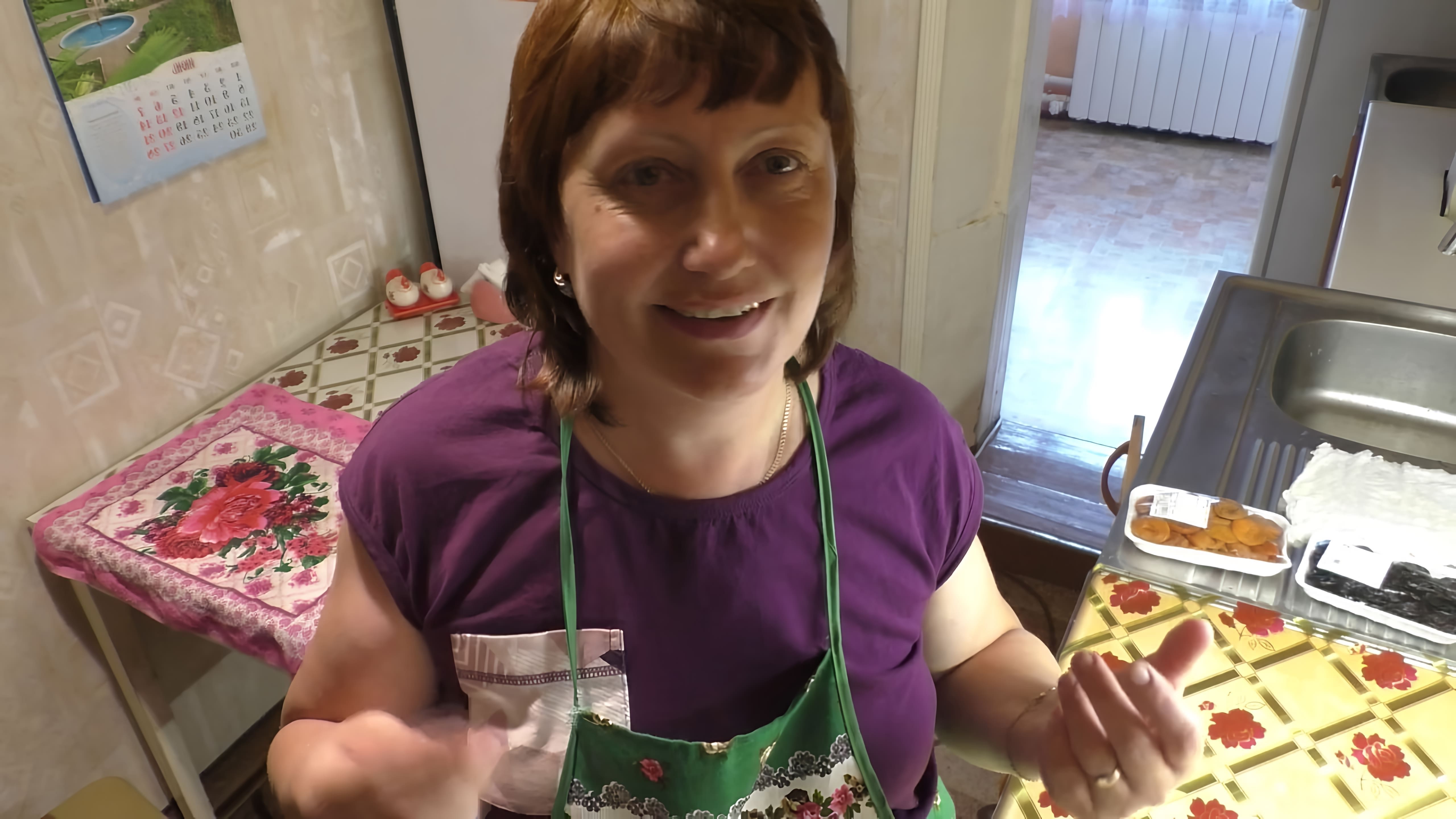 В этом видео демонстрируется процесс приготовления татарского многослойного пирога с курагой, лимоном и черносливом