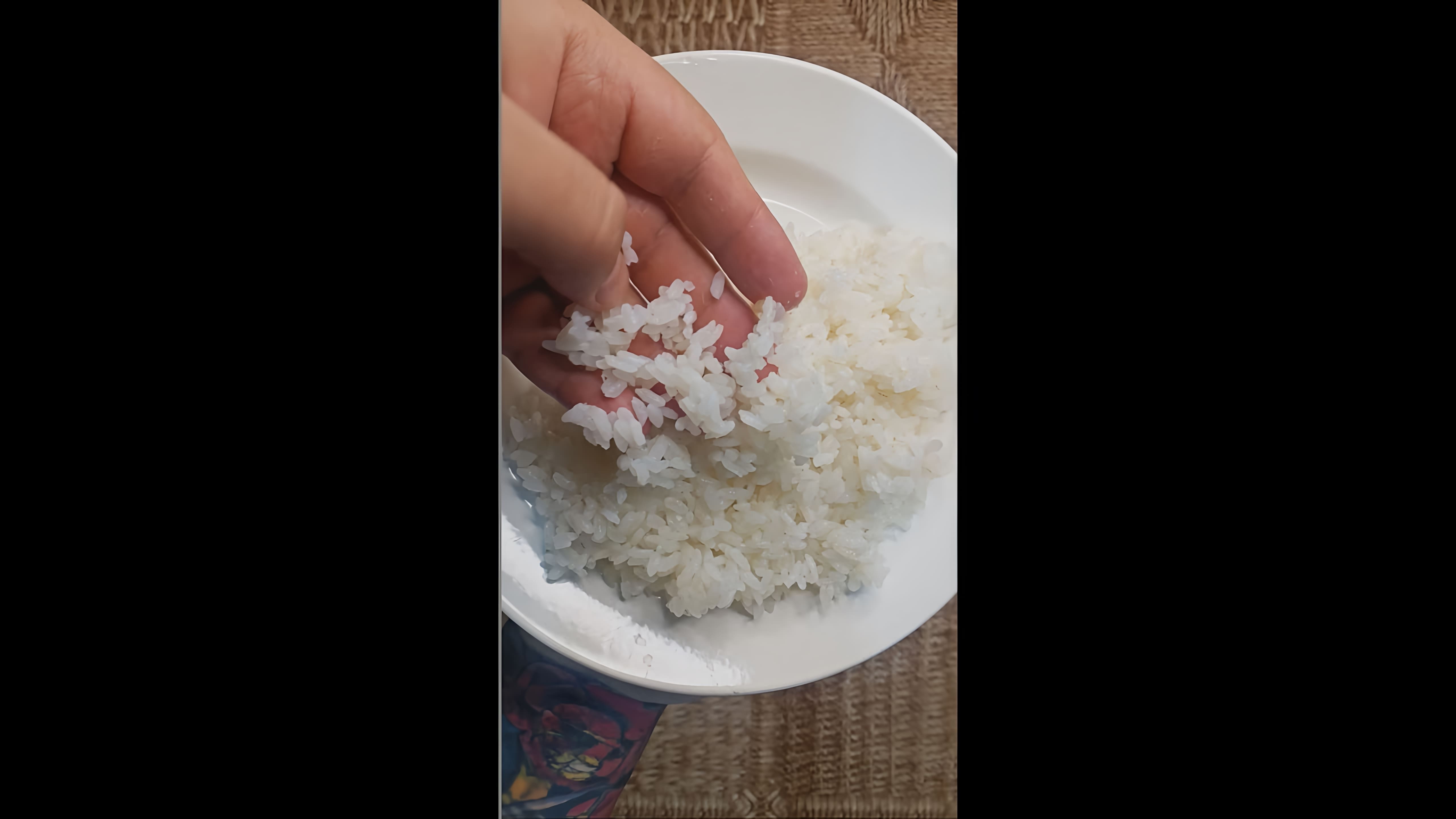 Тщательно промойте рис 3-4-5 раз, чтобы вымыть как можно больше крахмала