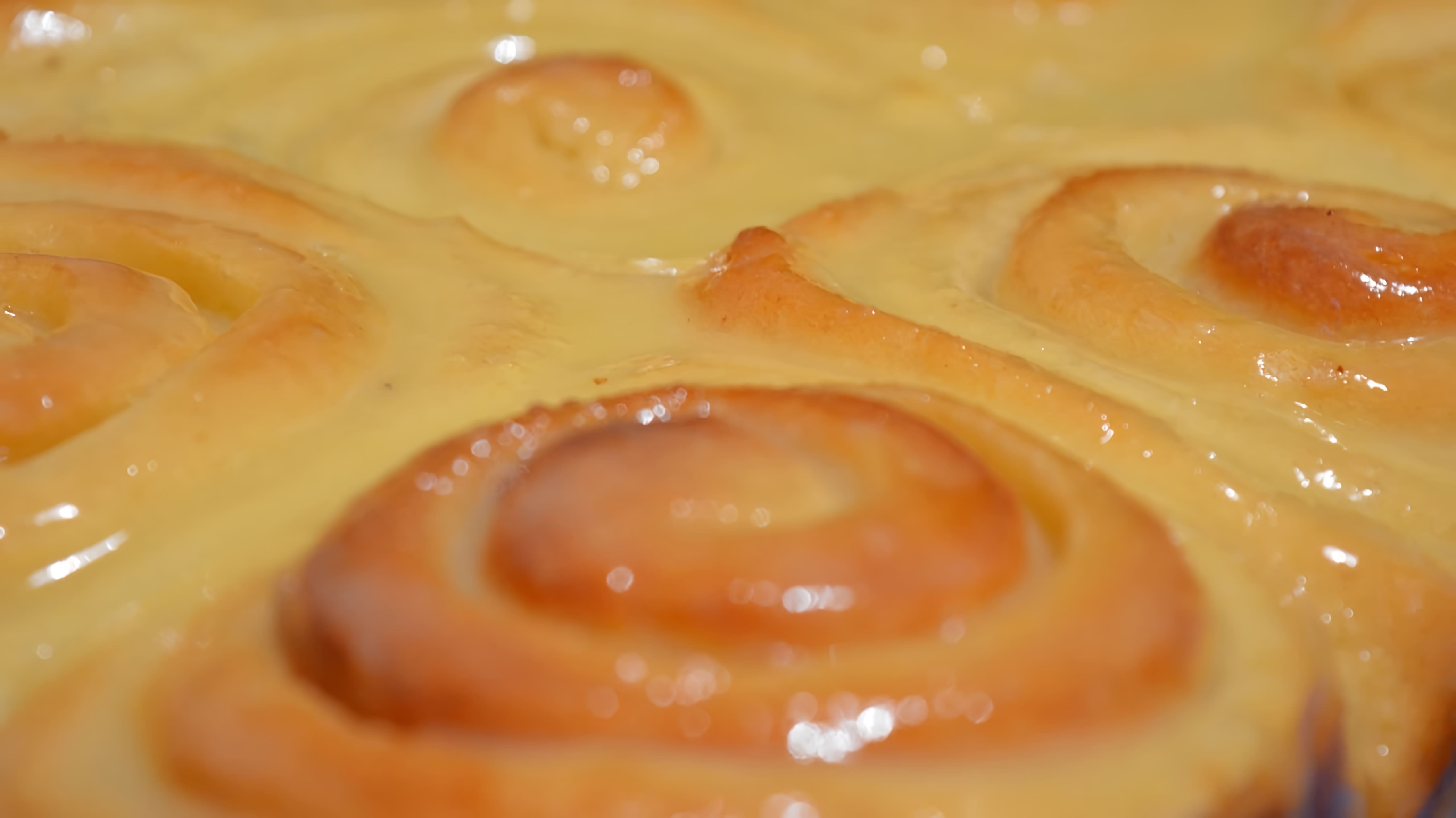 В этом видео демонстрируется процесс приготовления булочек "Синабон" с заварным кремом на основе сгущенного молока