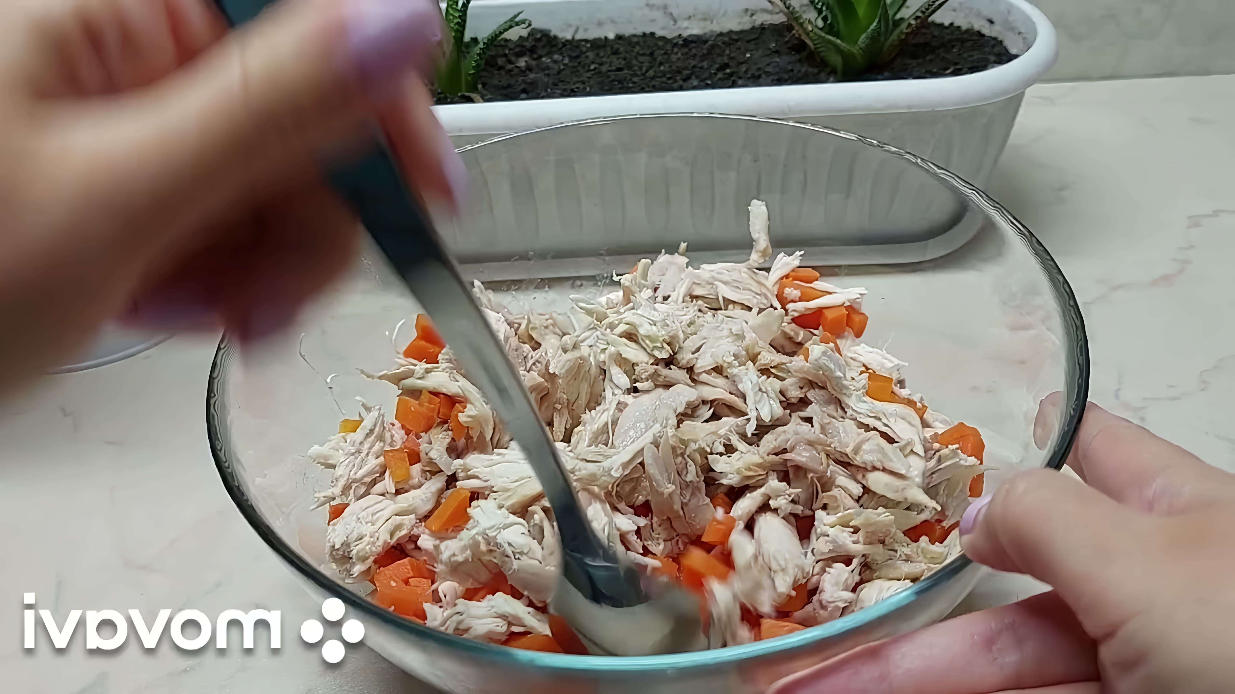 В этом видео демонстрируется процесс приготовления холодца из курицы с желатином