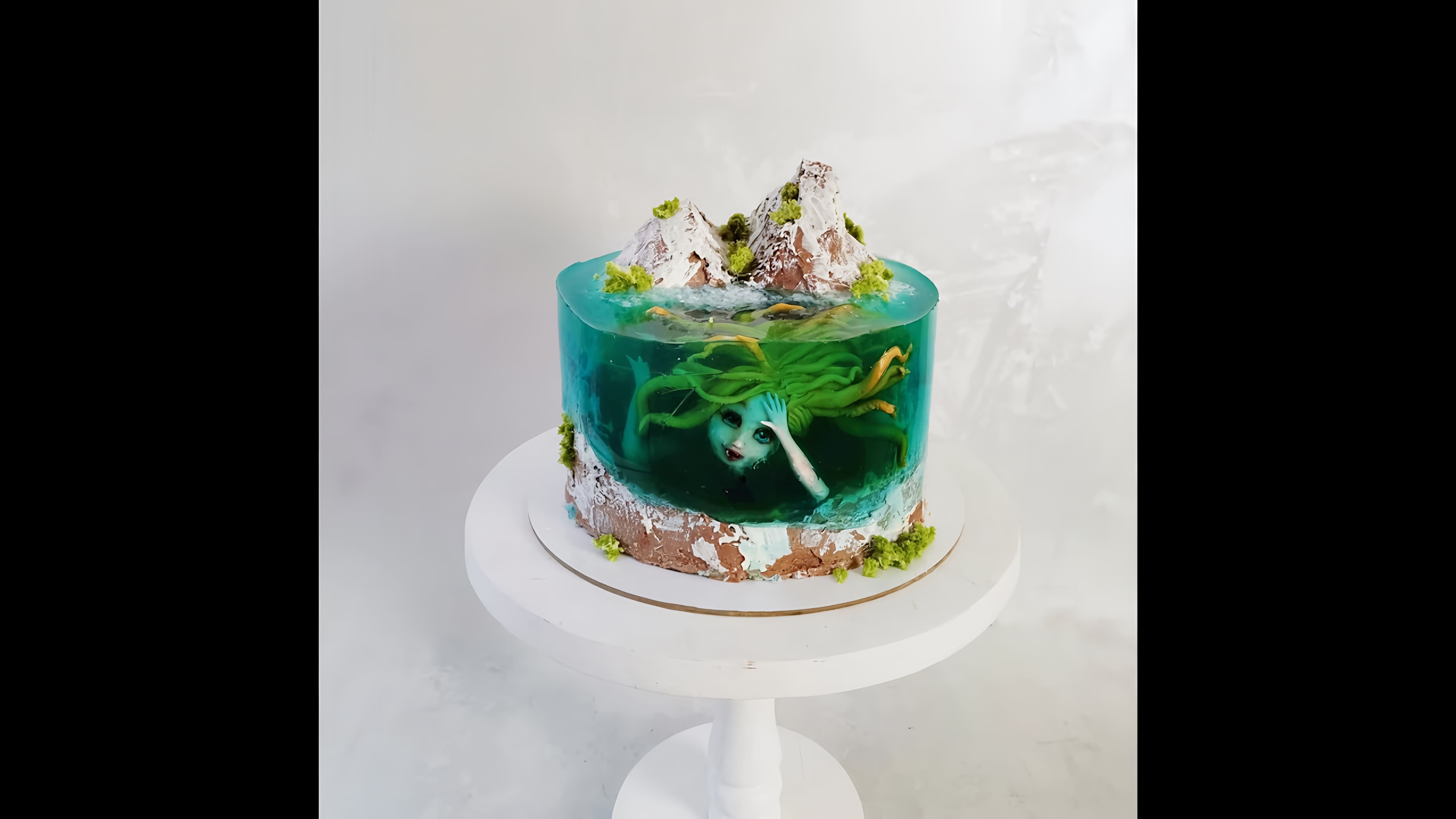 В этом видео демонстрируется процесс создания торта "Остров" с прослойкой желе и фигуркой русалки