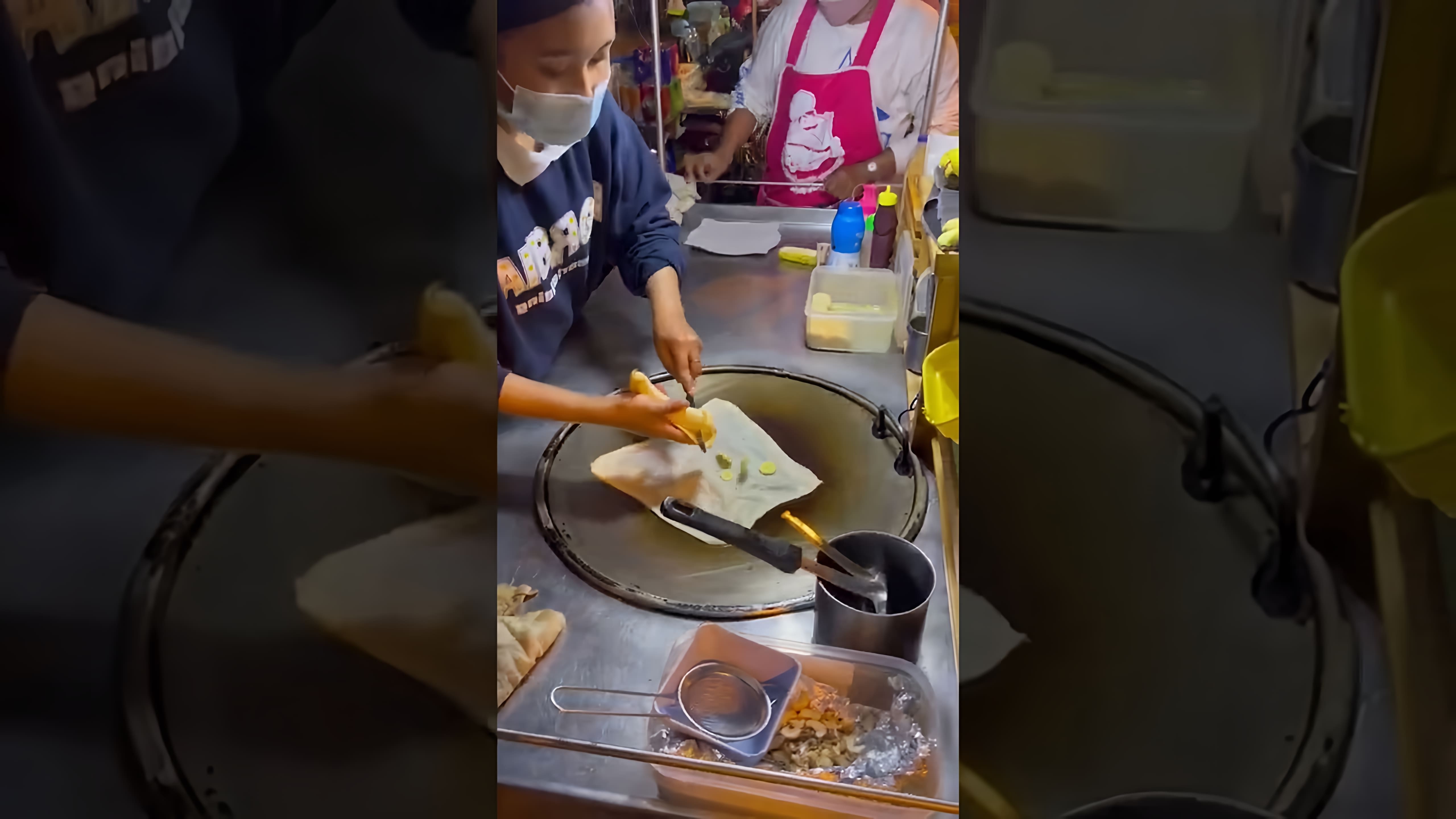 В этом видео демонстрируется рецепт приготовления тайских блинчиков роти