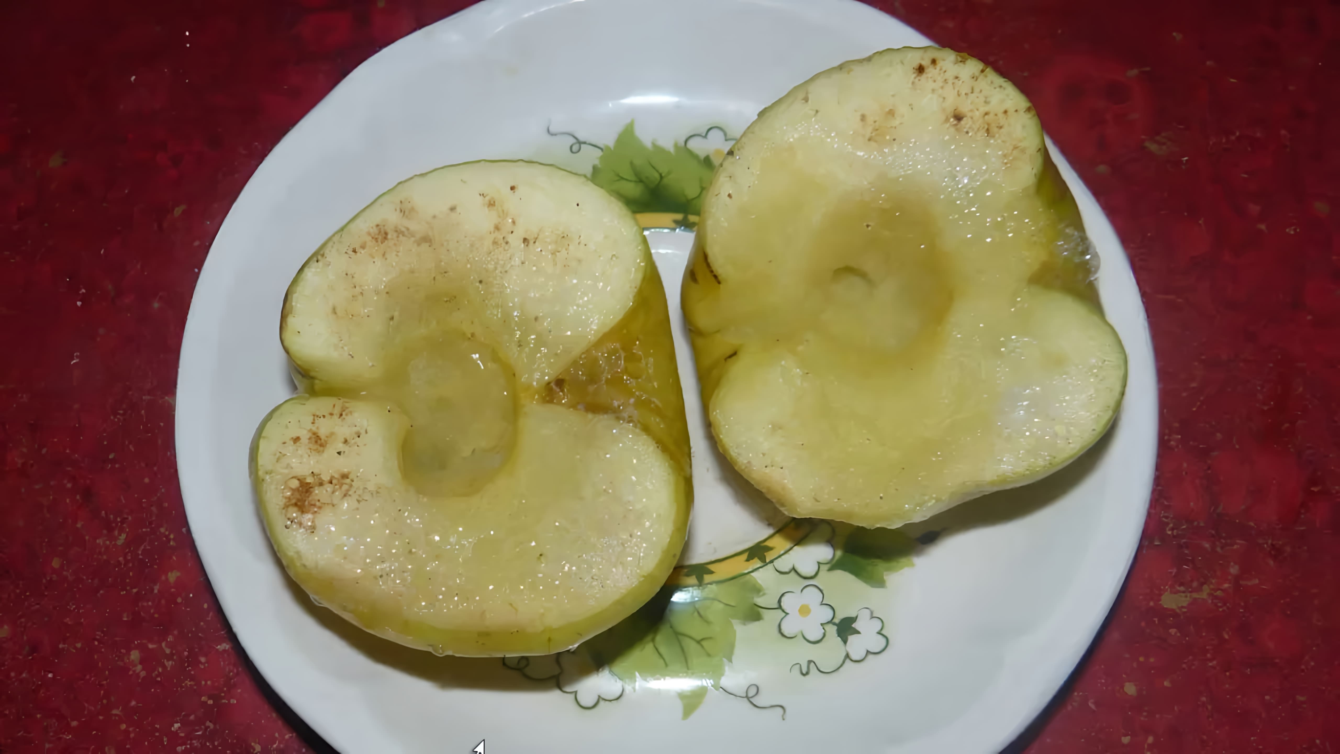 В этом видео демонстрируется простой и быстрый рецепт приготовления печеных яблок в микроволновке