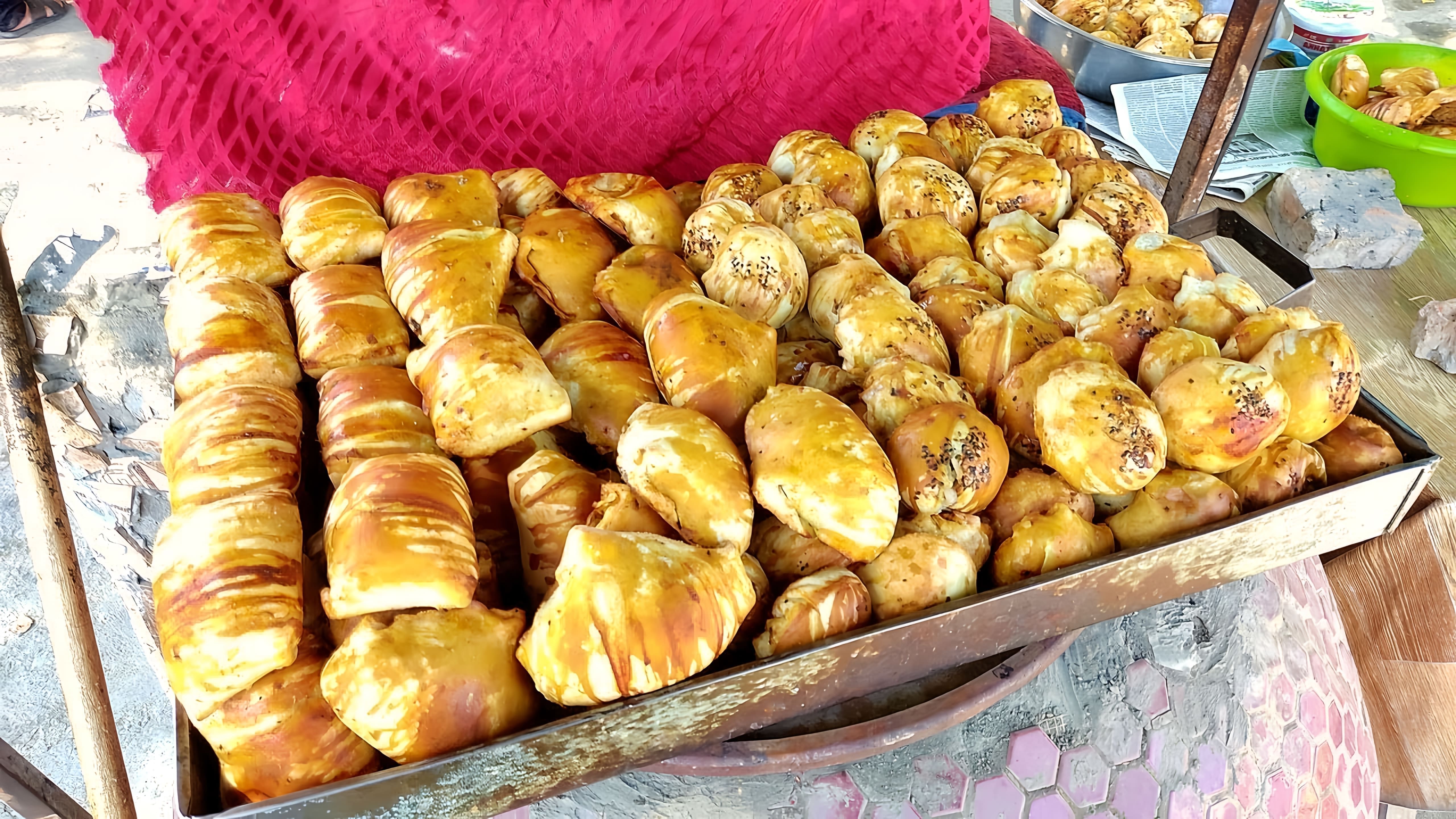 В Кыргызстане популярна уличная еда, включая узбекскую самсу в тандыре