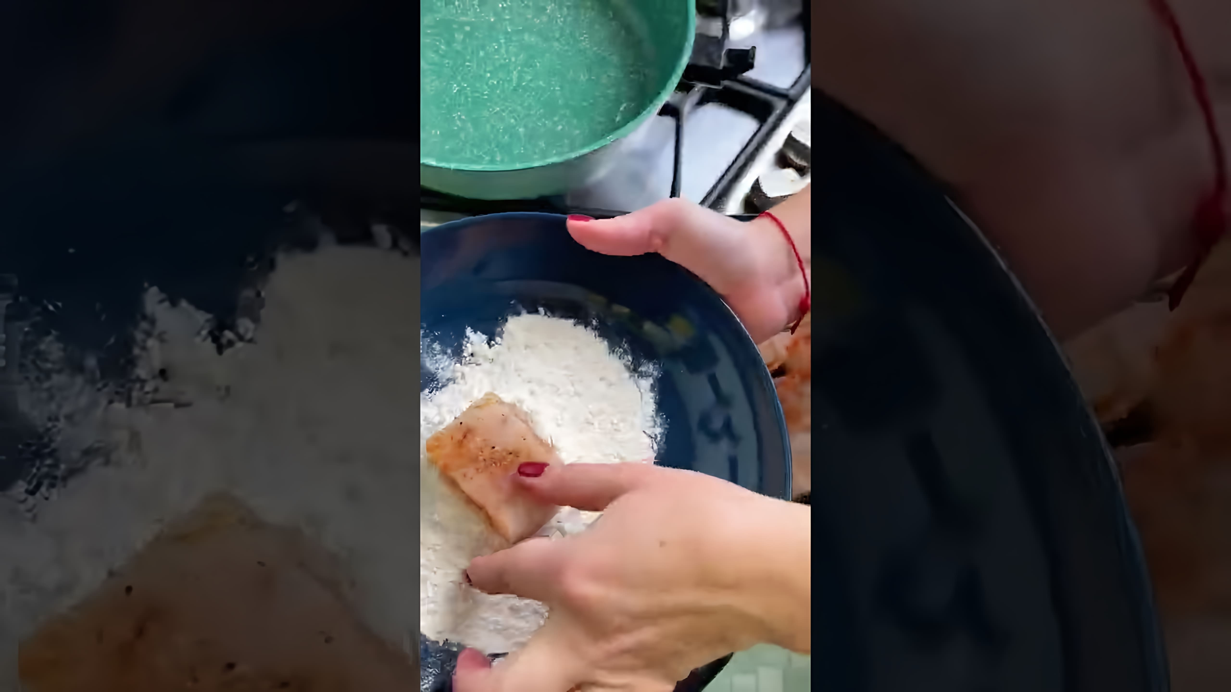 В данном видео демонстрируется процесс приготовления филе трески в кляре