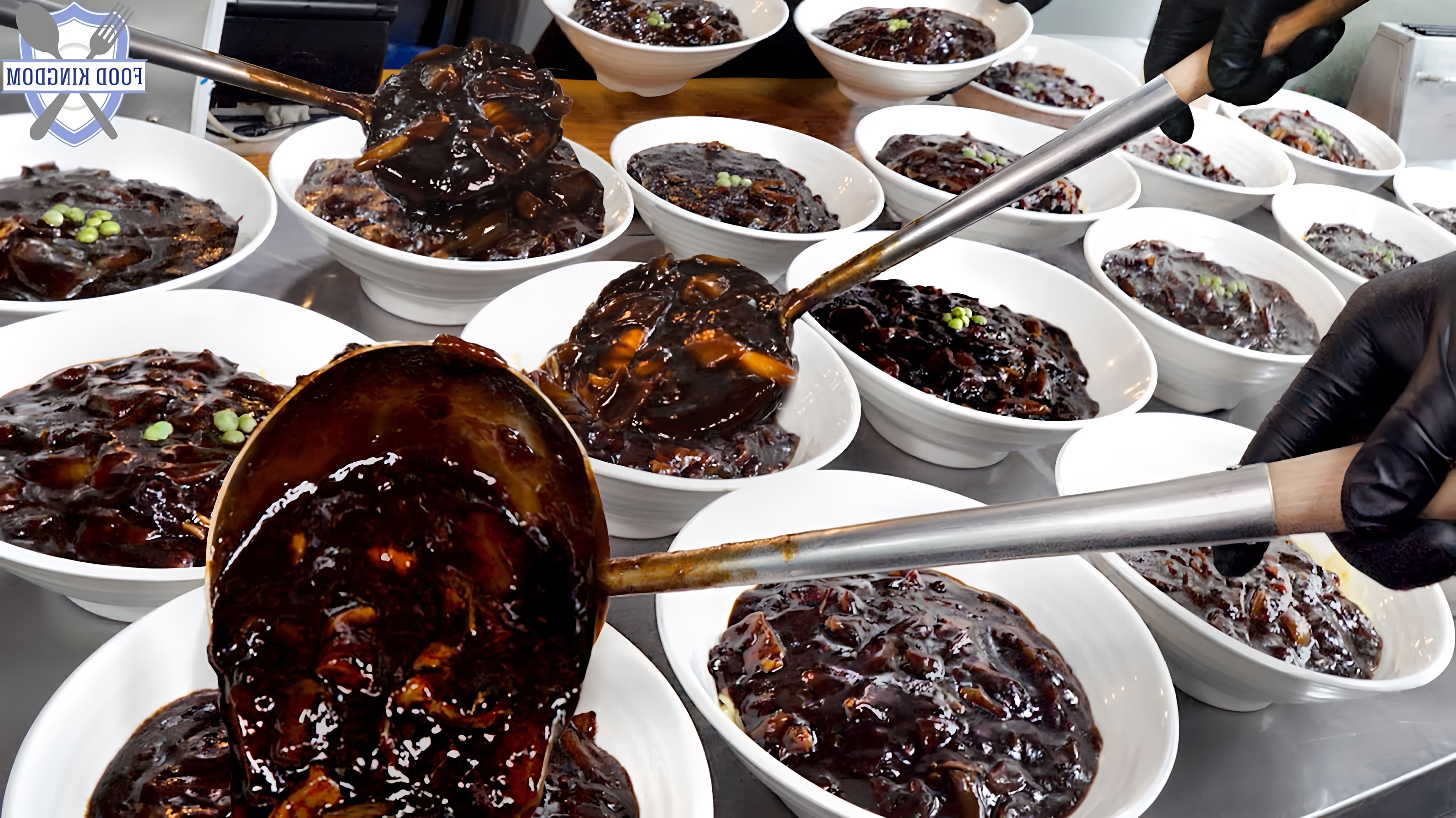 В этом видео демонстрируется процесс приготовления двух блюд: черного соевого соуса и острой лапши с морепродуктами