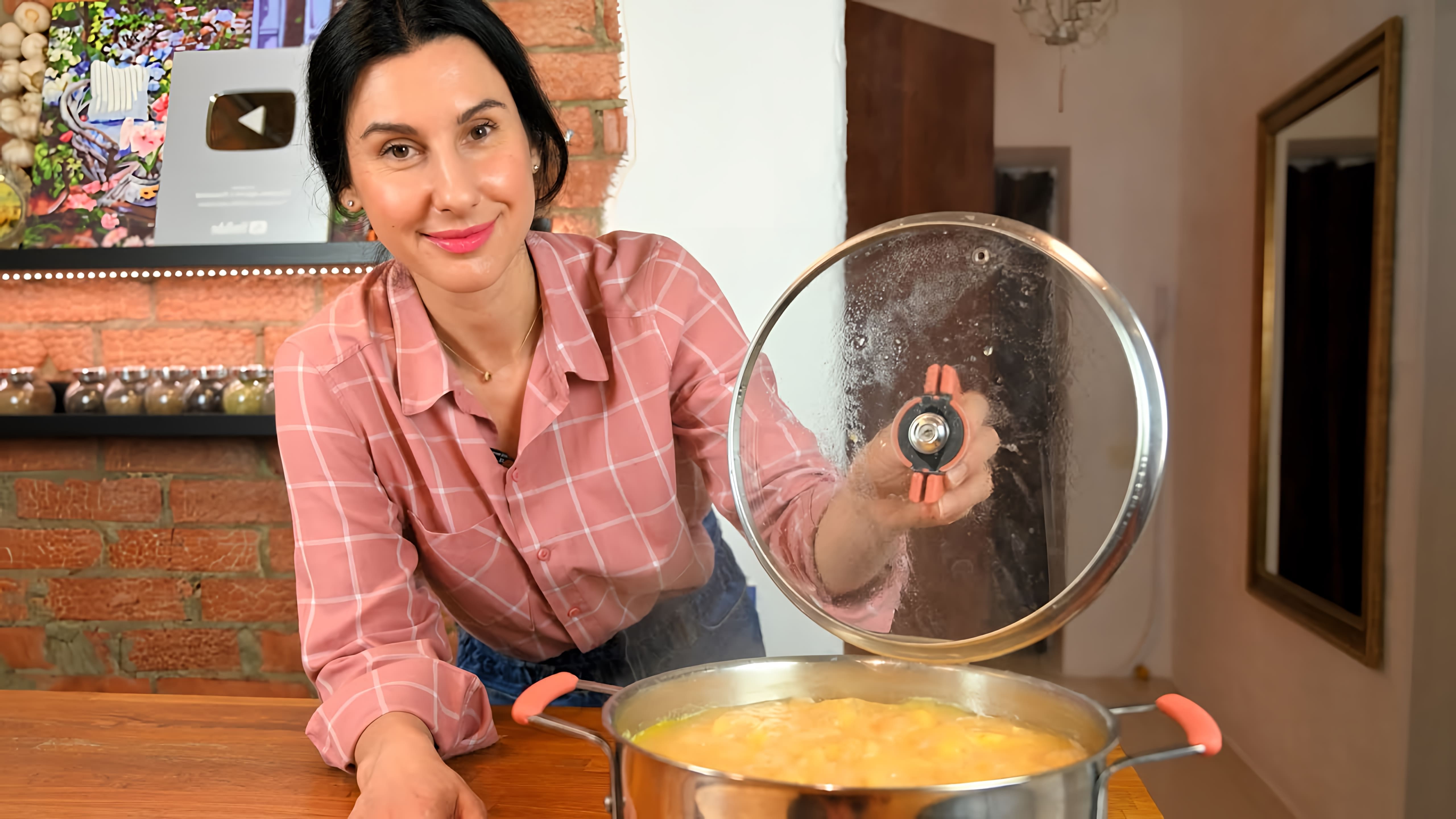 В этом видео демонстрируется процесс приготовления горохового супа