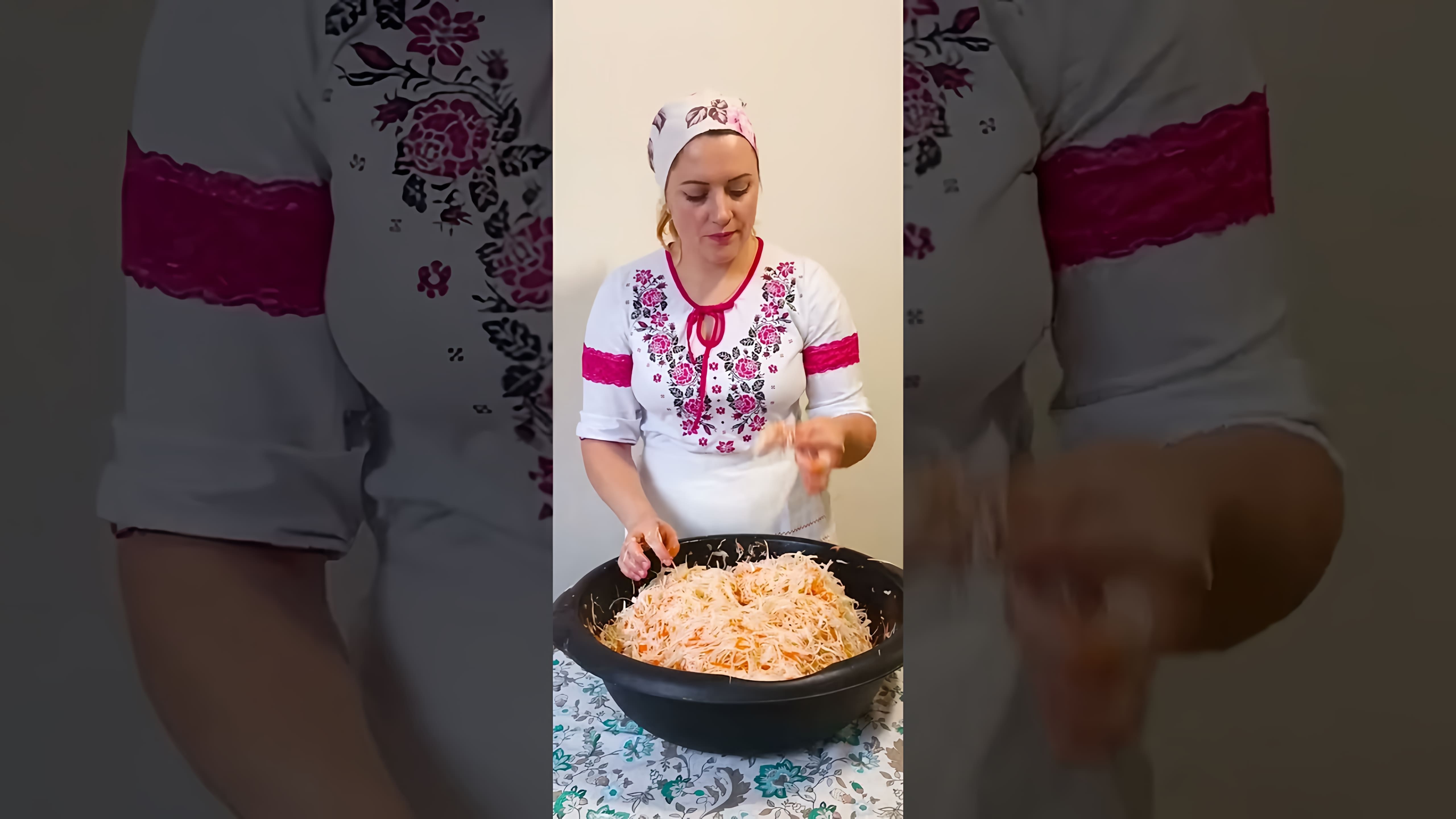 В этом видео демонстрируется процесс приготовления квашеной капусты двумя способами