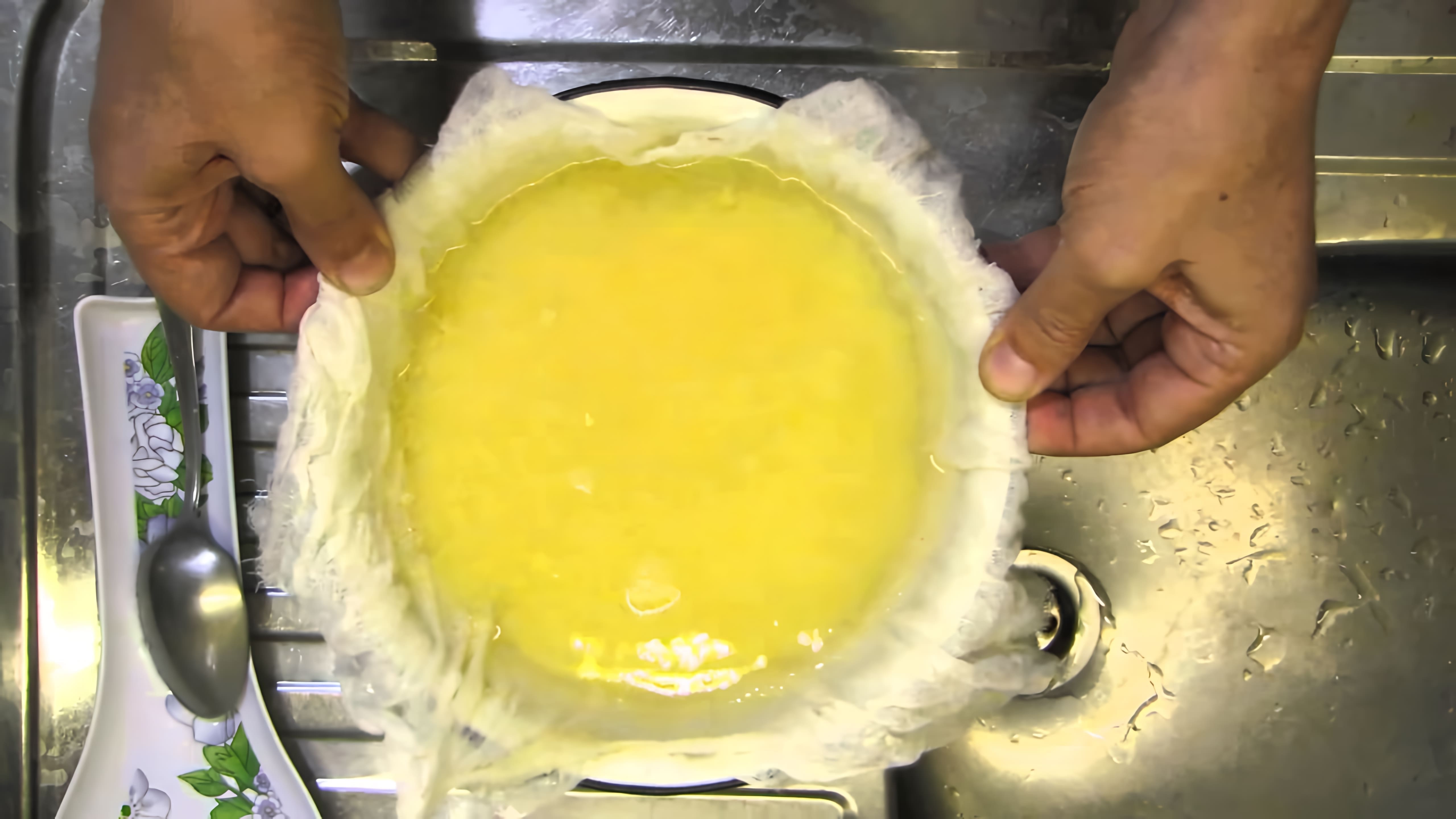 В этом видео демонстрируется процесс засолки икры мойвы