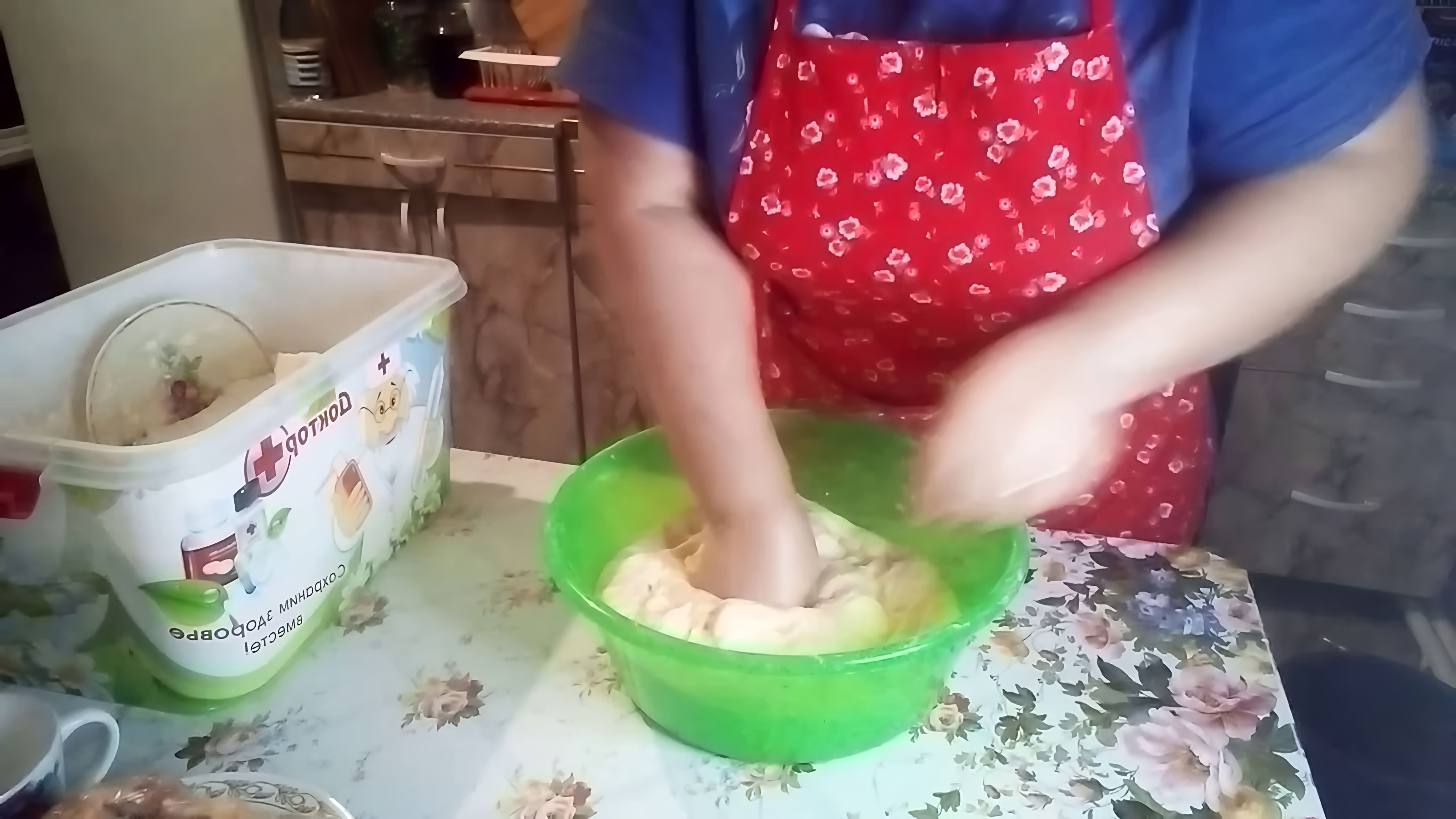 В этом видео Надежда Сельская Жизнь показывает процесс приготовления теста на маргарине