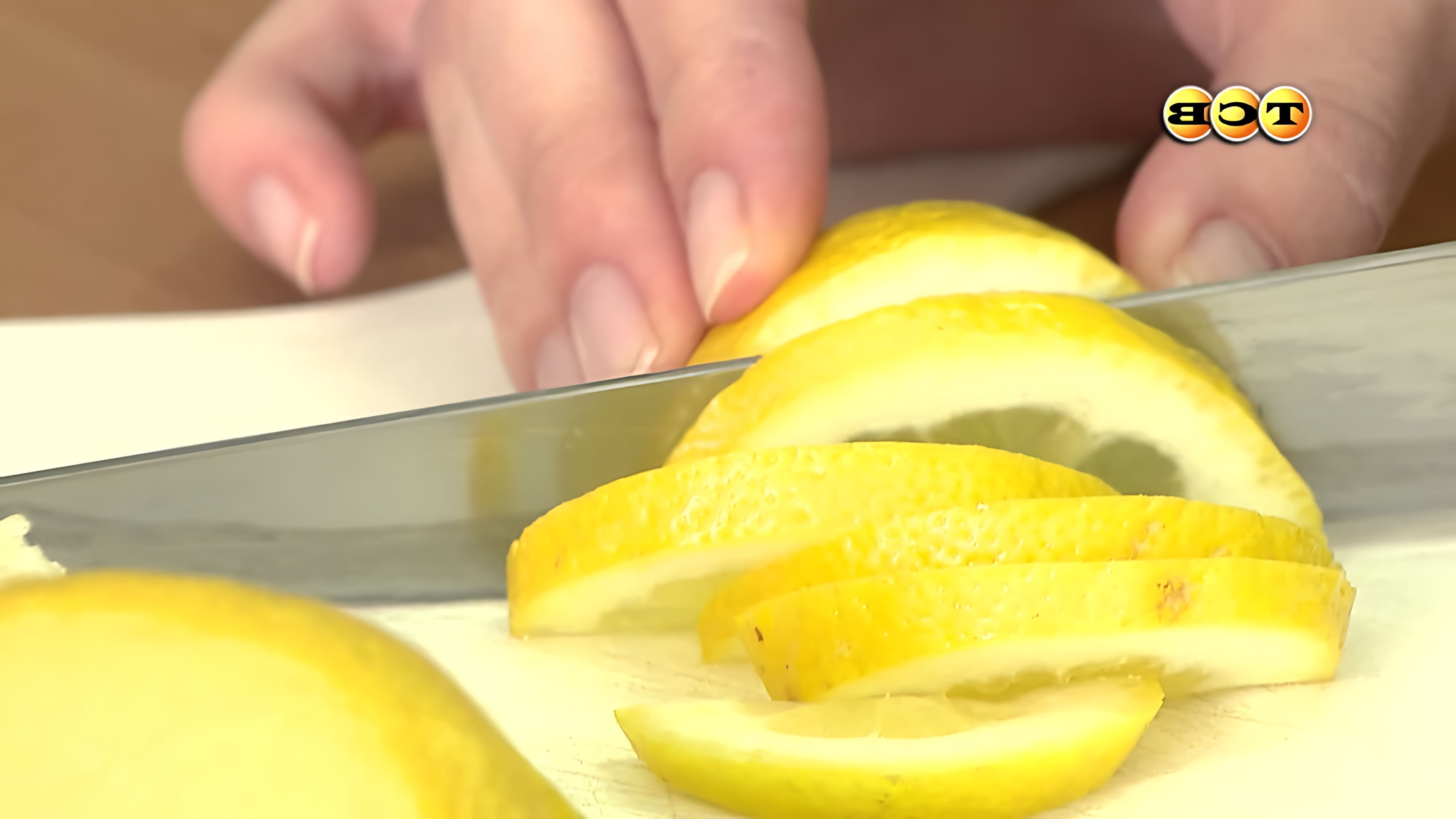 В этом видео рассказывается о пользе воды с лимонным соком для организма