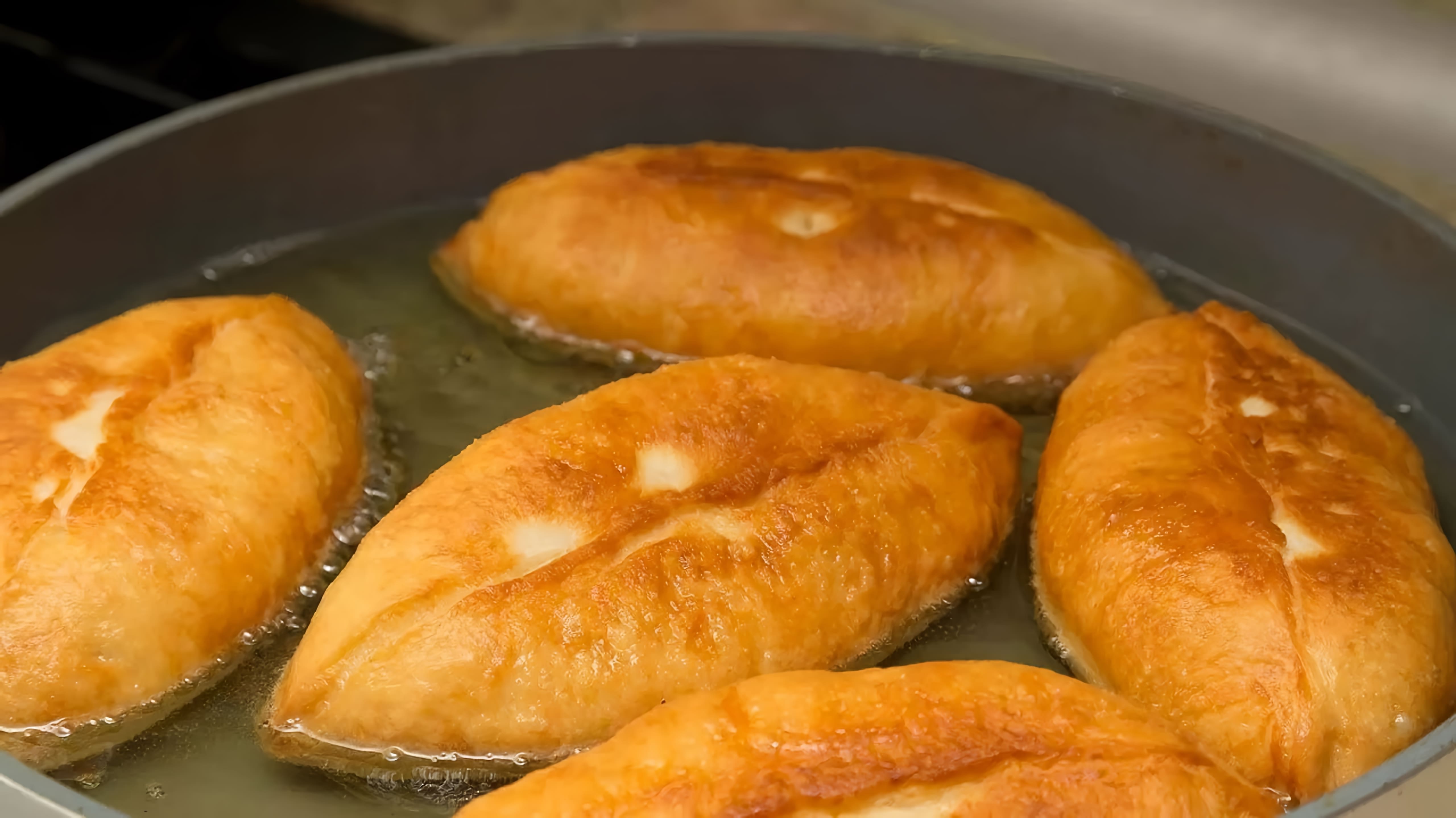В этом видео демонстрируется процесс приготовления воздушных картофельных пирожков