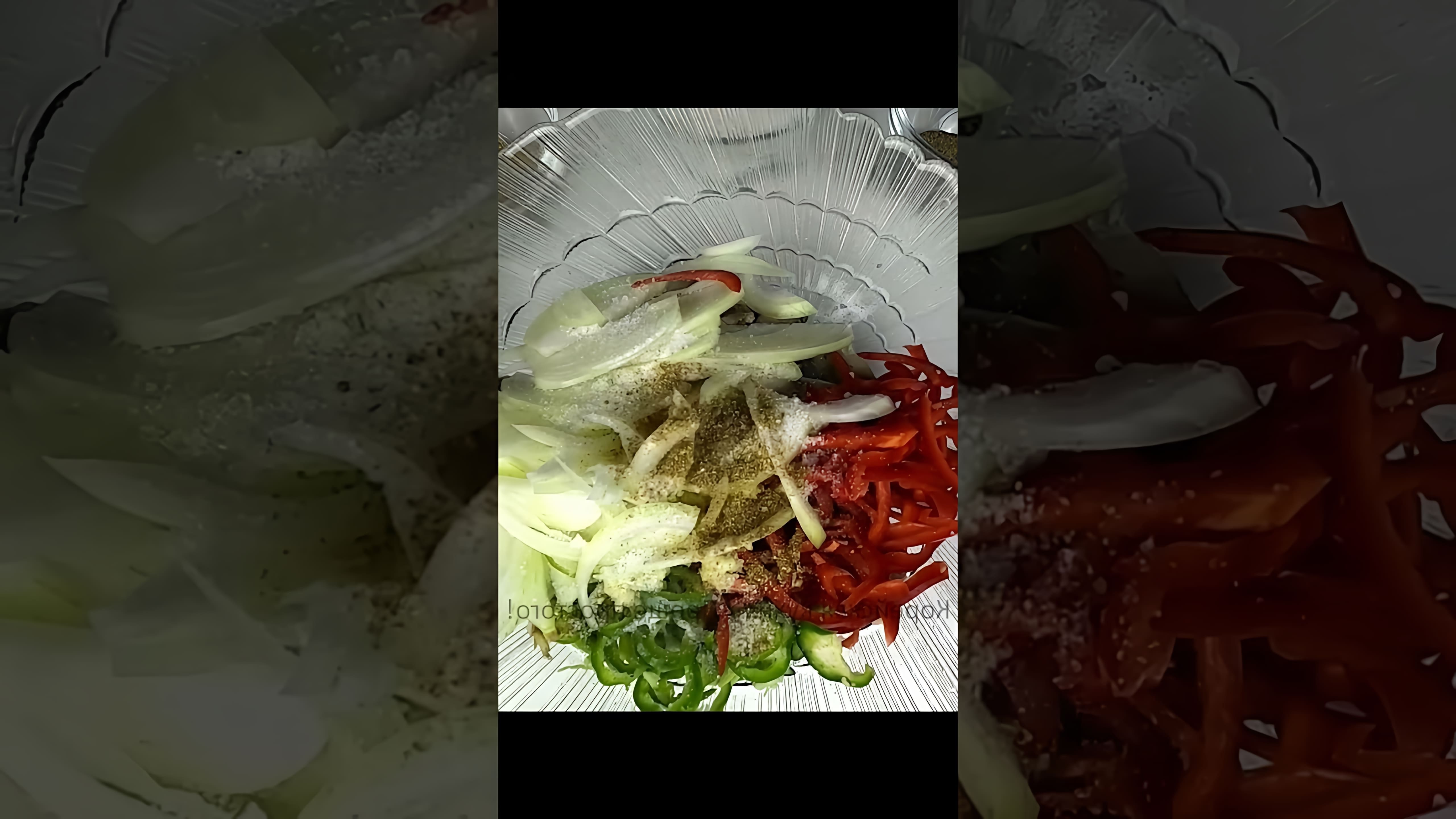 В этом видео демонстрируется процесс приготовления популярного корейского блюда - хе из селёдки