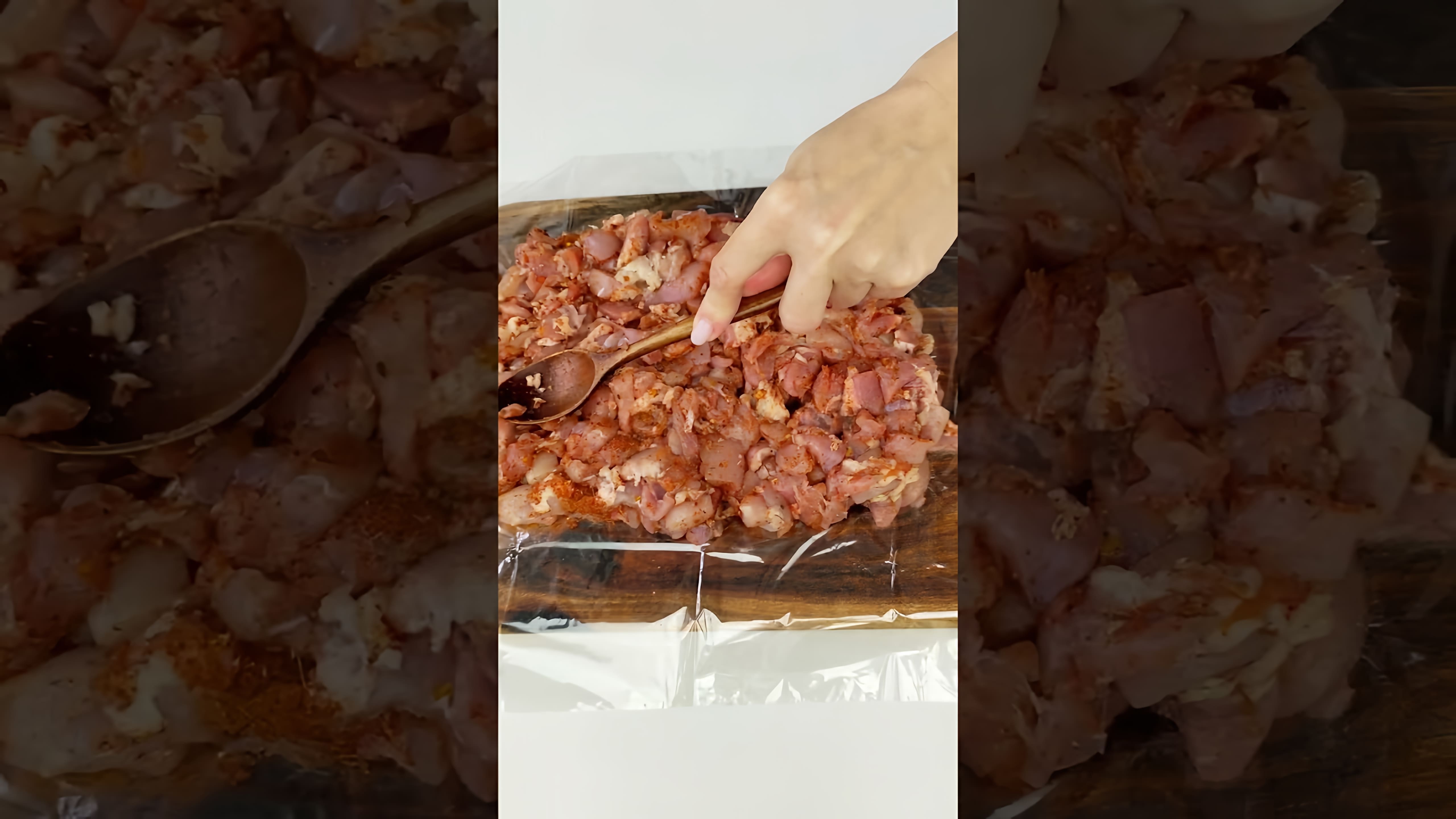 В этом видео-ролике будет показан рецепт приготовления куриного рулета с желатином на Пасху