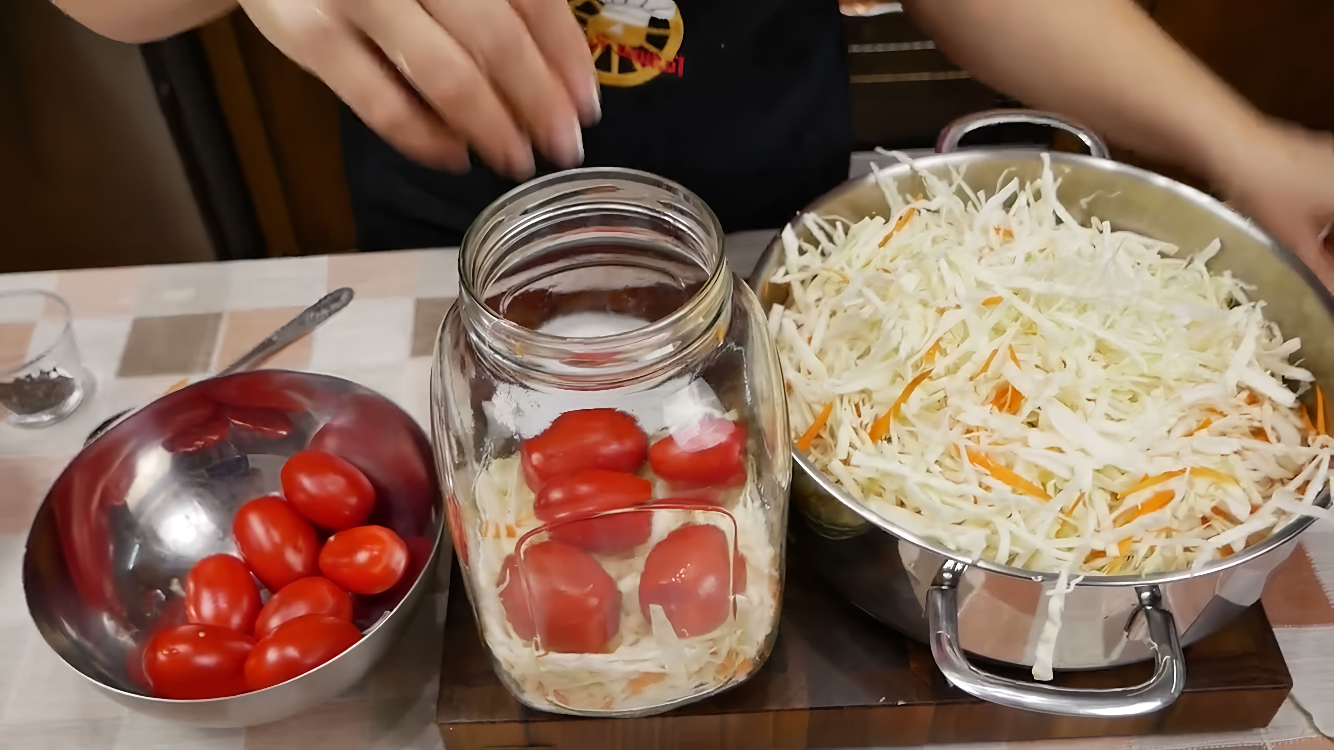 В этом видео демонстрируется процесс приготовления маринованной капусты с помидорами