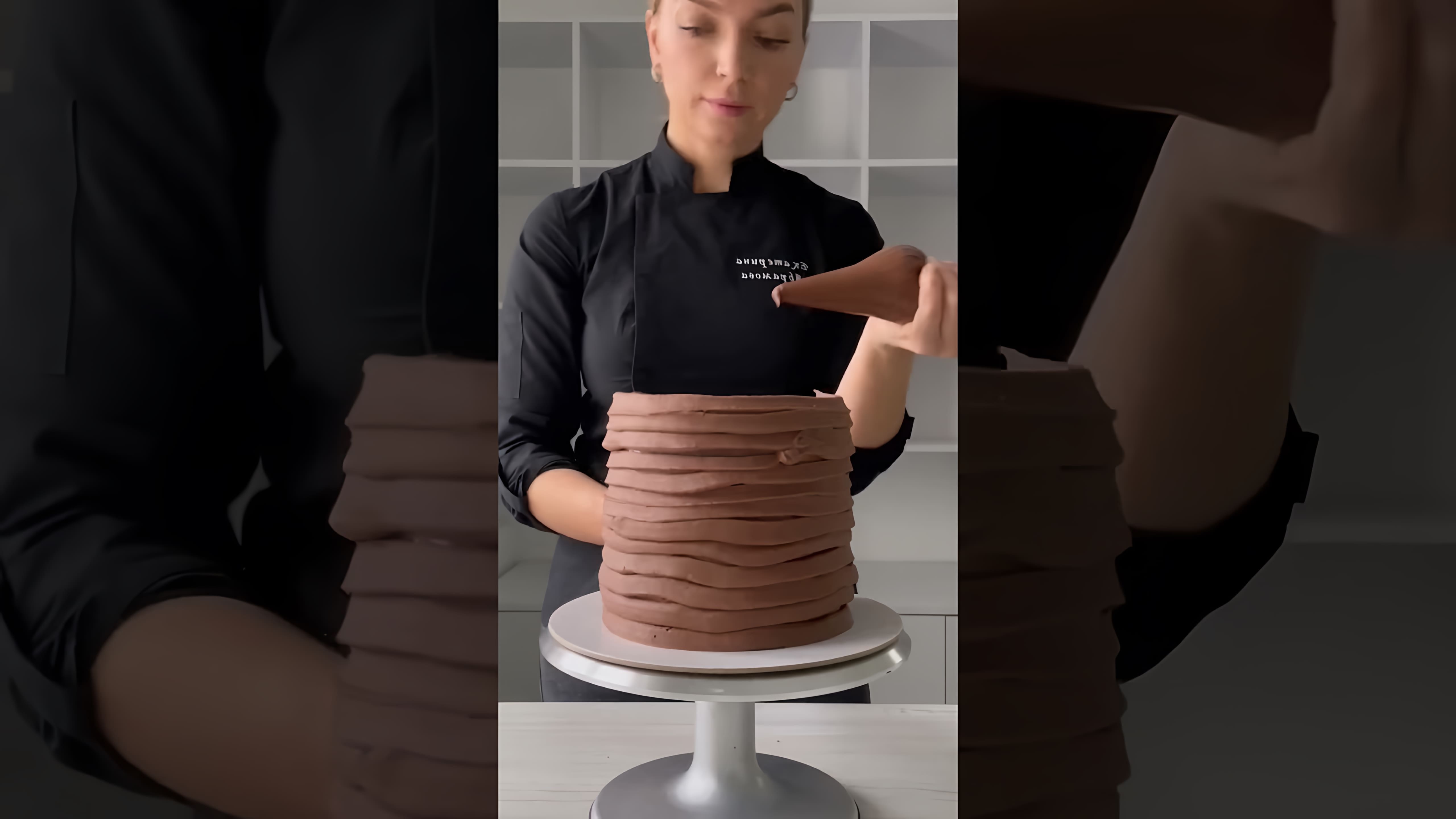 В этом видео демонстрируется процесс создания мужского торта, который был заказан клиенткой для своего мужа