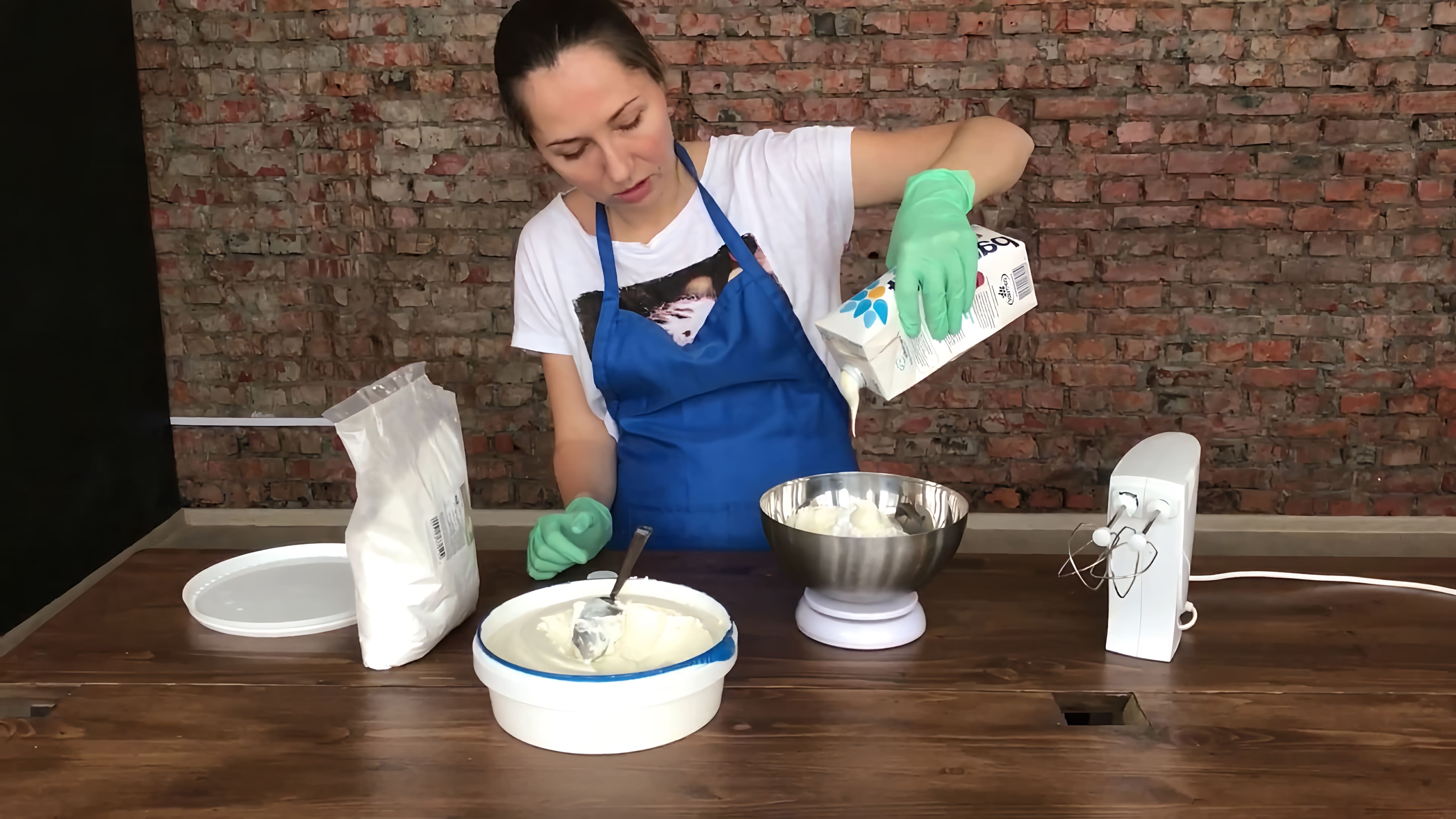 В этом видео демонстрируется процесс приготовления крем-чиза для торта