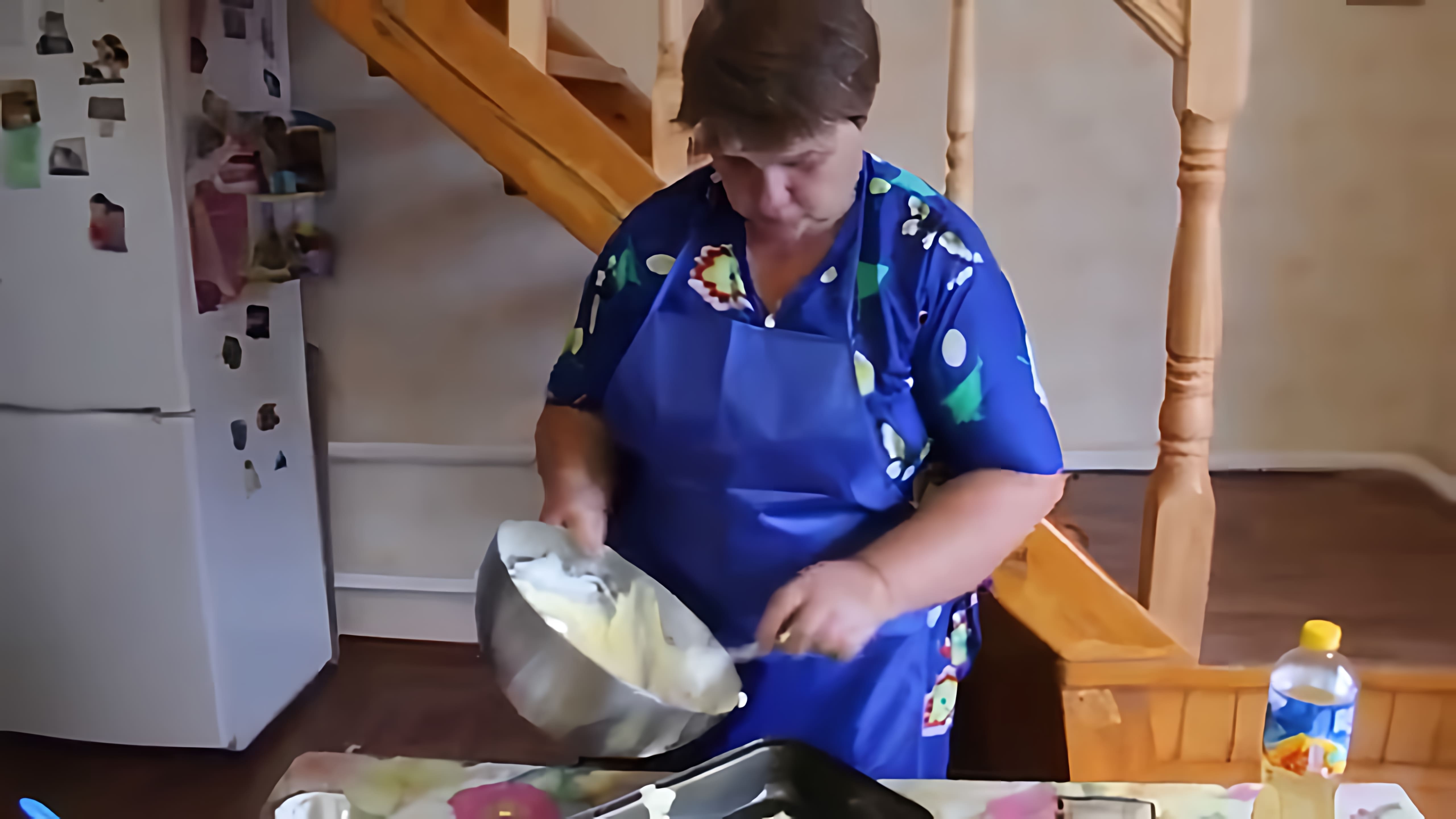В этом видео Юлия Миняева показывает, как приготовить быстрый пирог с капустой