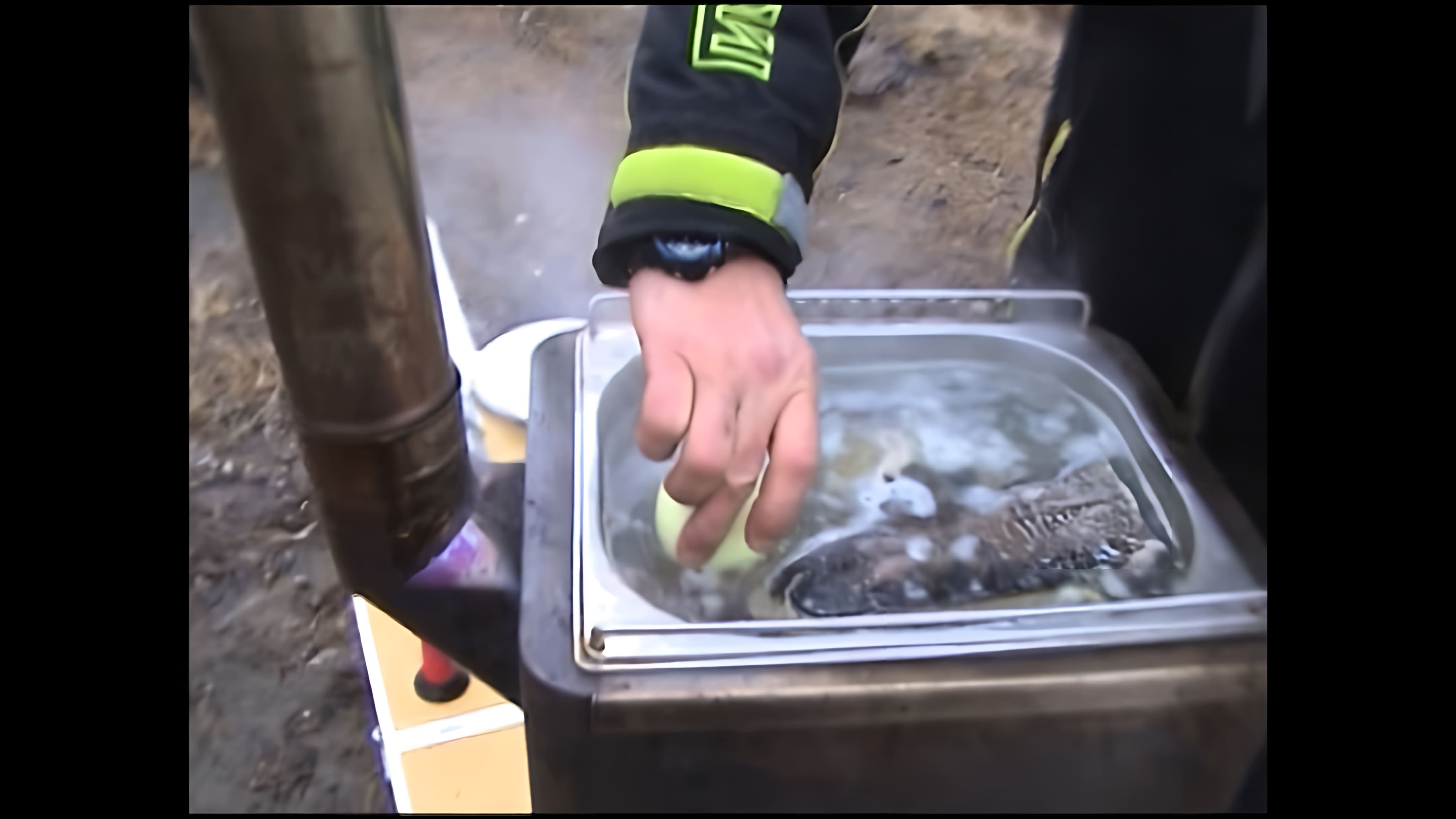 В этом видео Николай Линник показывает, как приготовить уху из сома