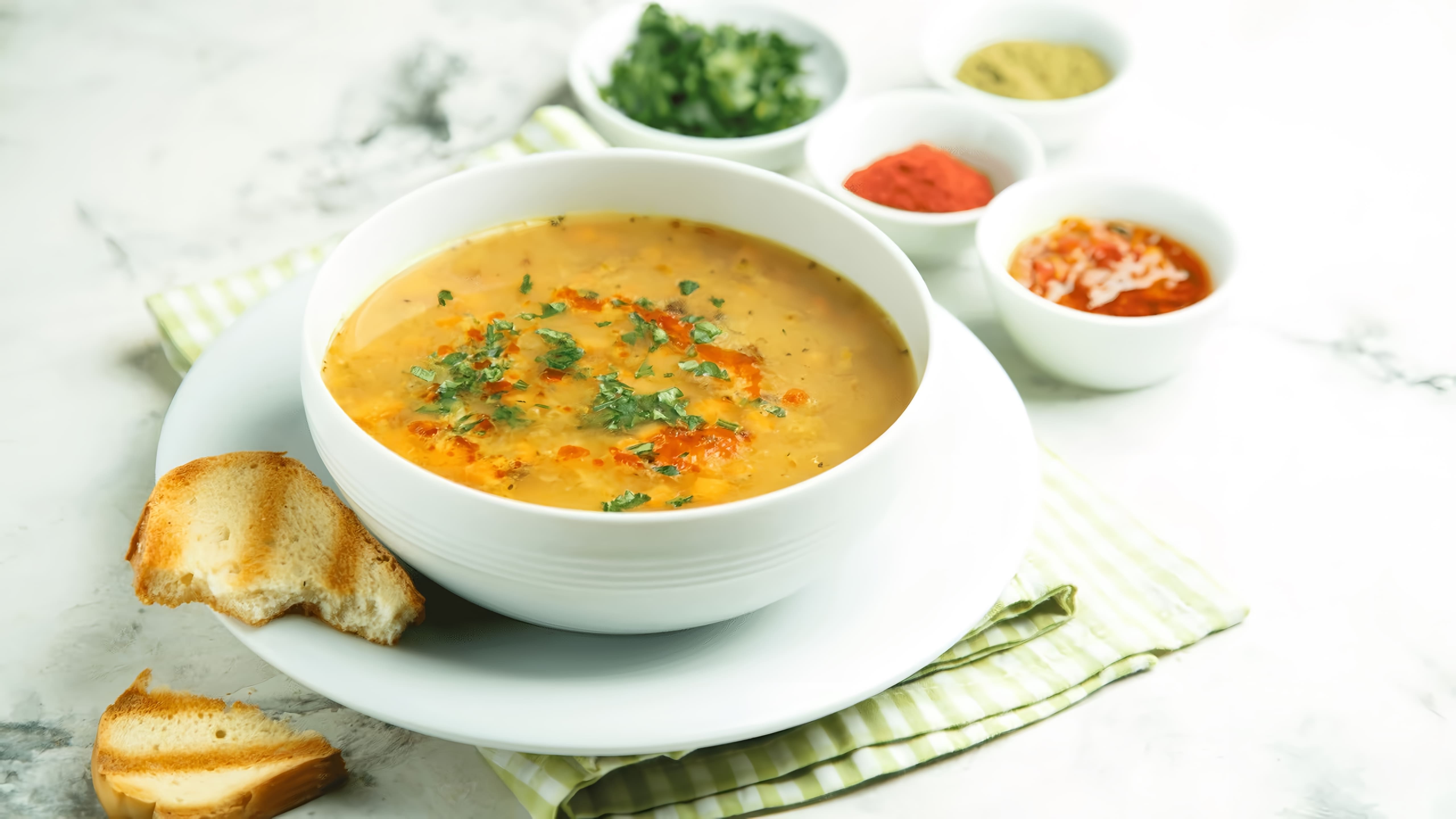 В этом видео демонстрируется рецепт быстрого приготовления горохового супа