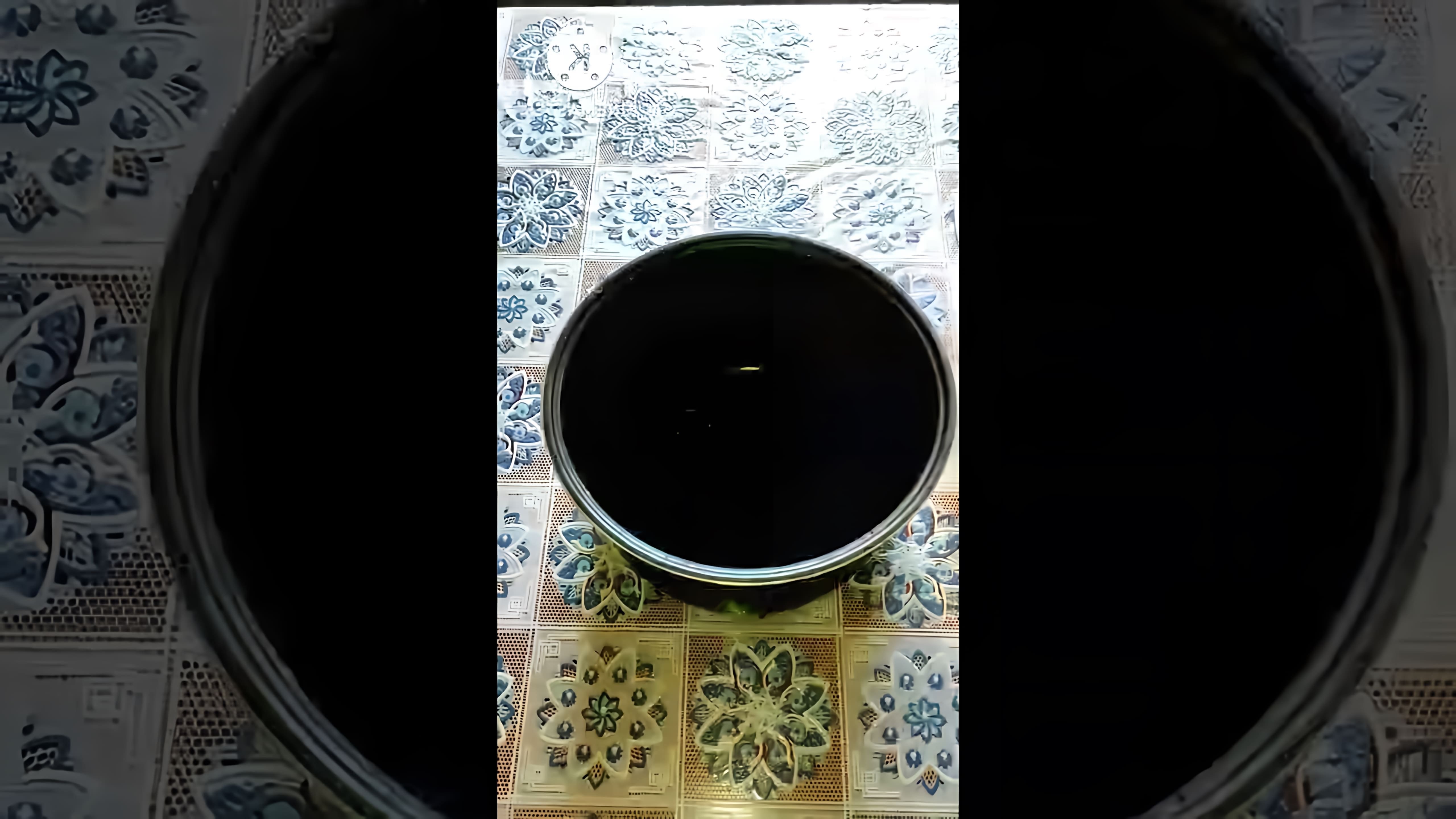 В этом видео демонстрируется процесс приготовления пирога в мультиварке