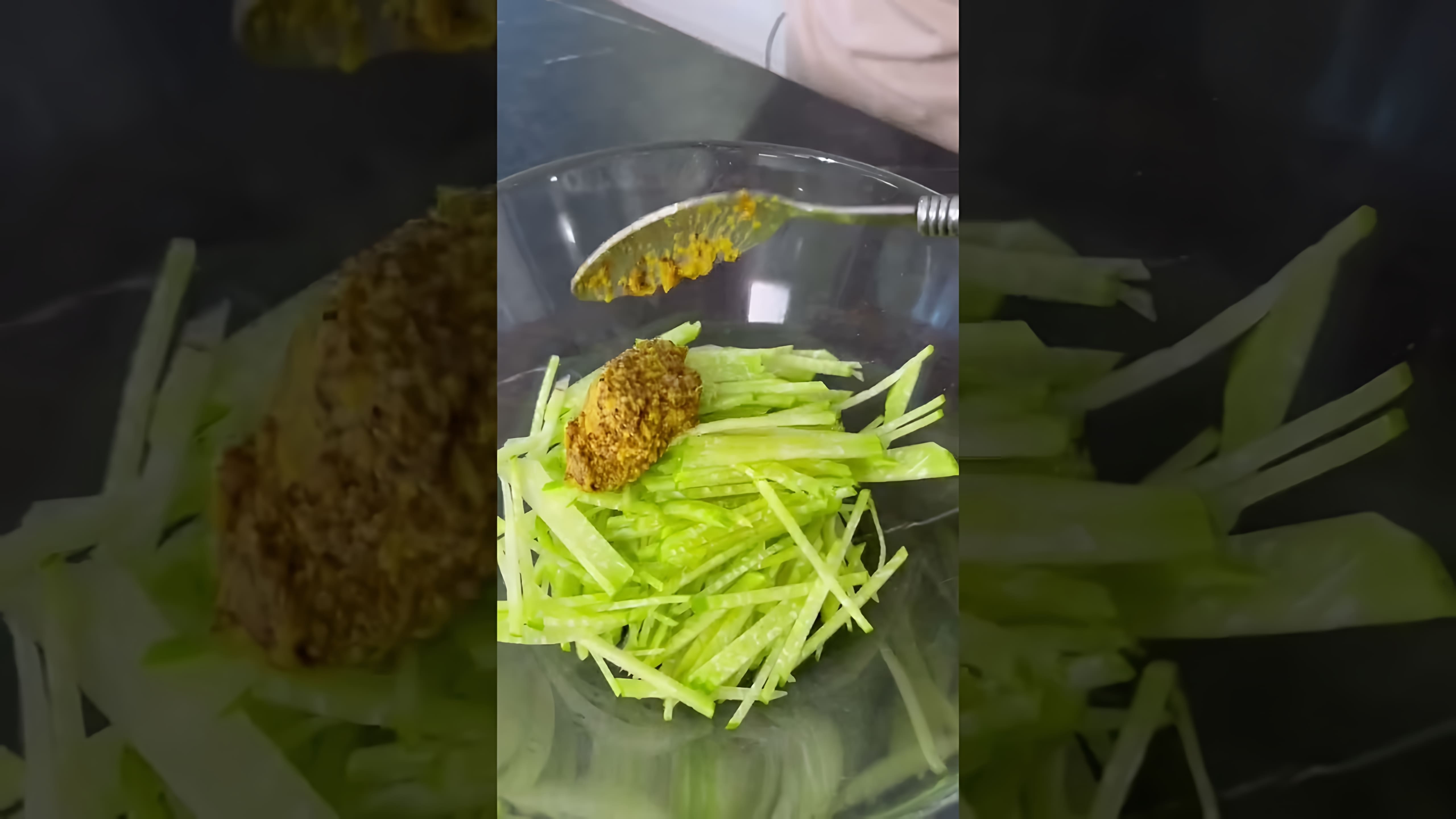 В этом видео демонстрируется процесс приготовления салата из редьки