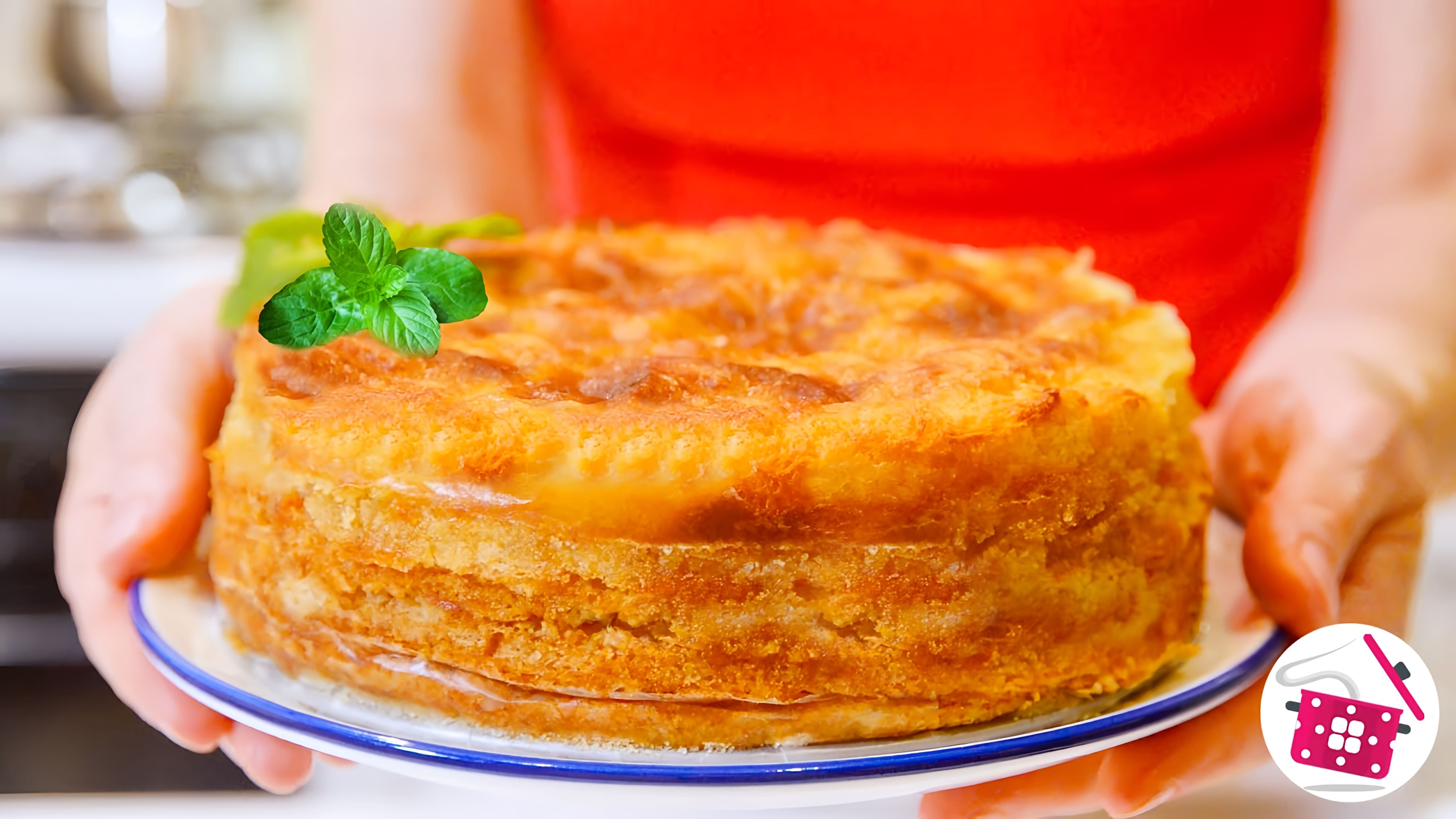 В этом видео демонстрируется рецепт приготовления яблочного пирога "Три стакана"