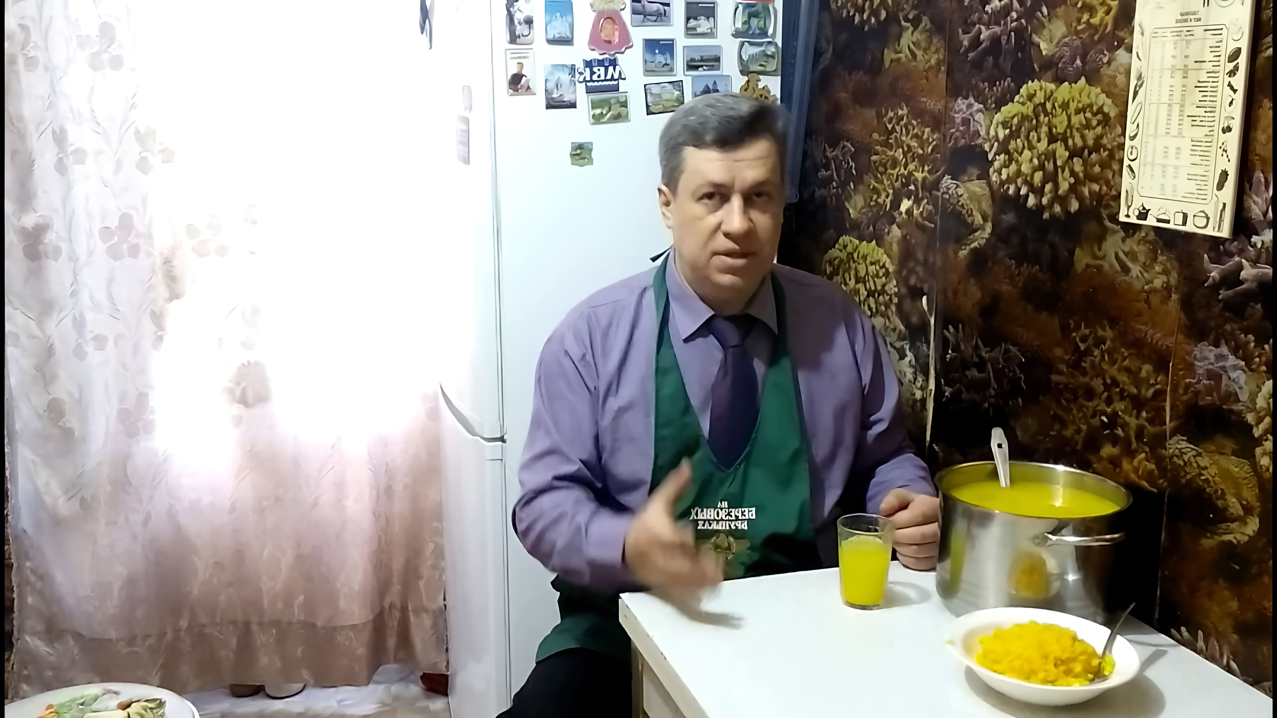 В этом видео демонстрируется процесс приготовления апельсинового сока из замороженных апельсинов