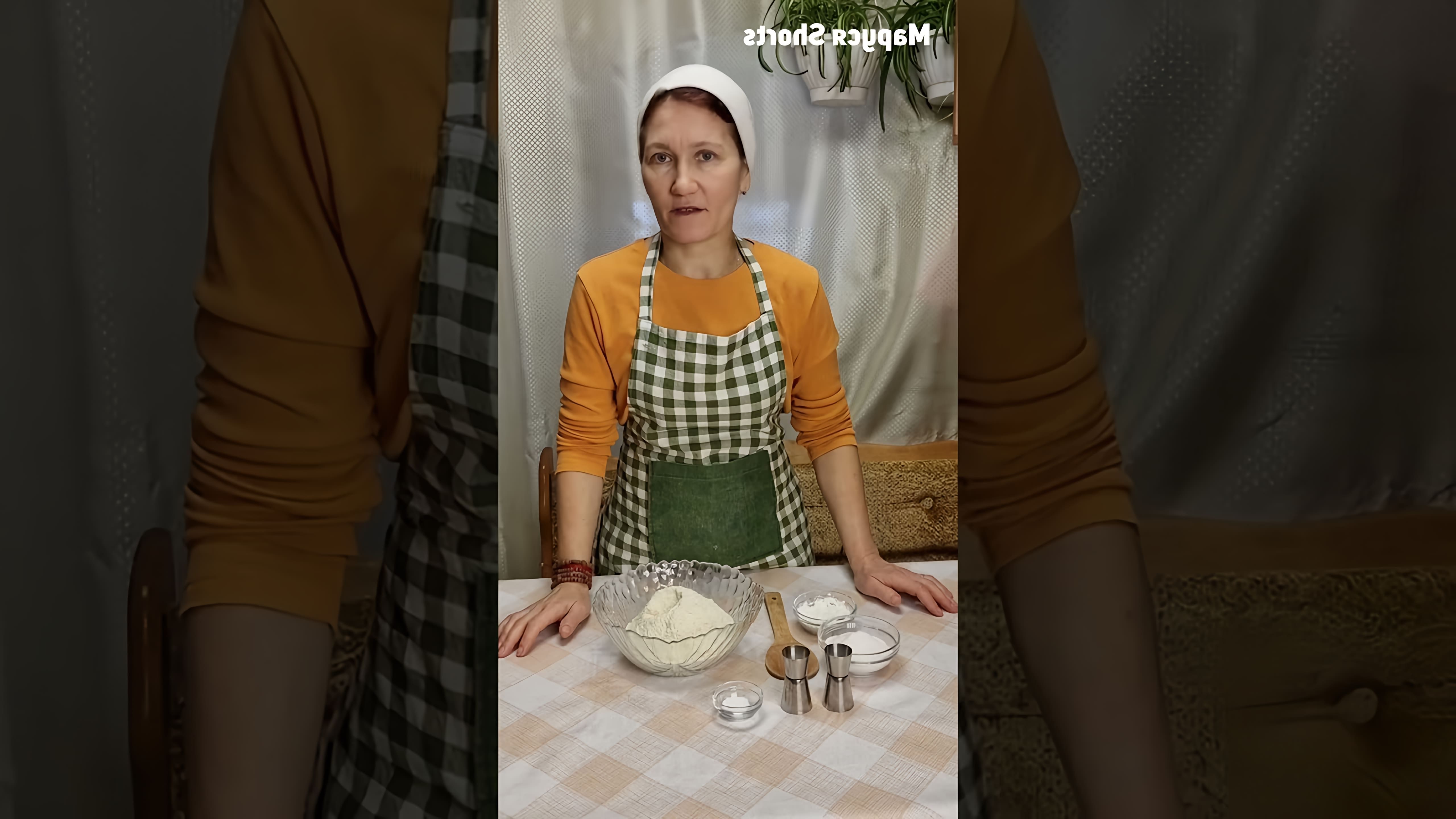 В этом видео демонстрируется рецепт постного теста для вареников и пирогов без яиц и молока