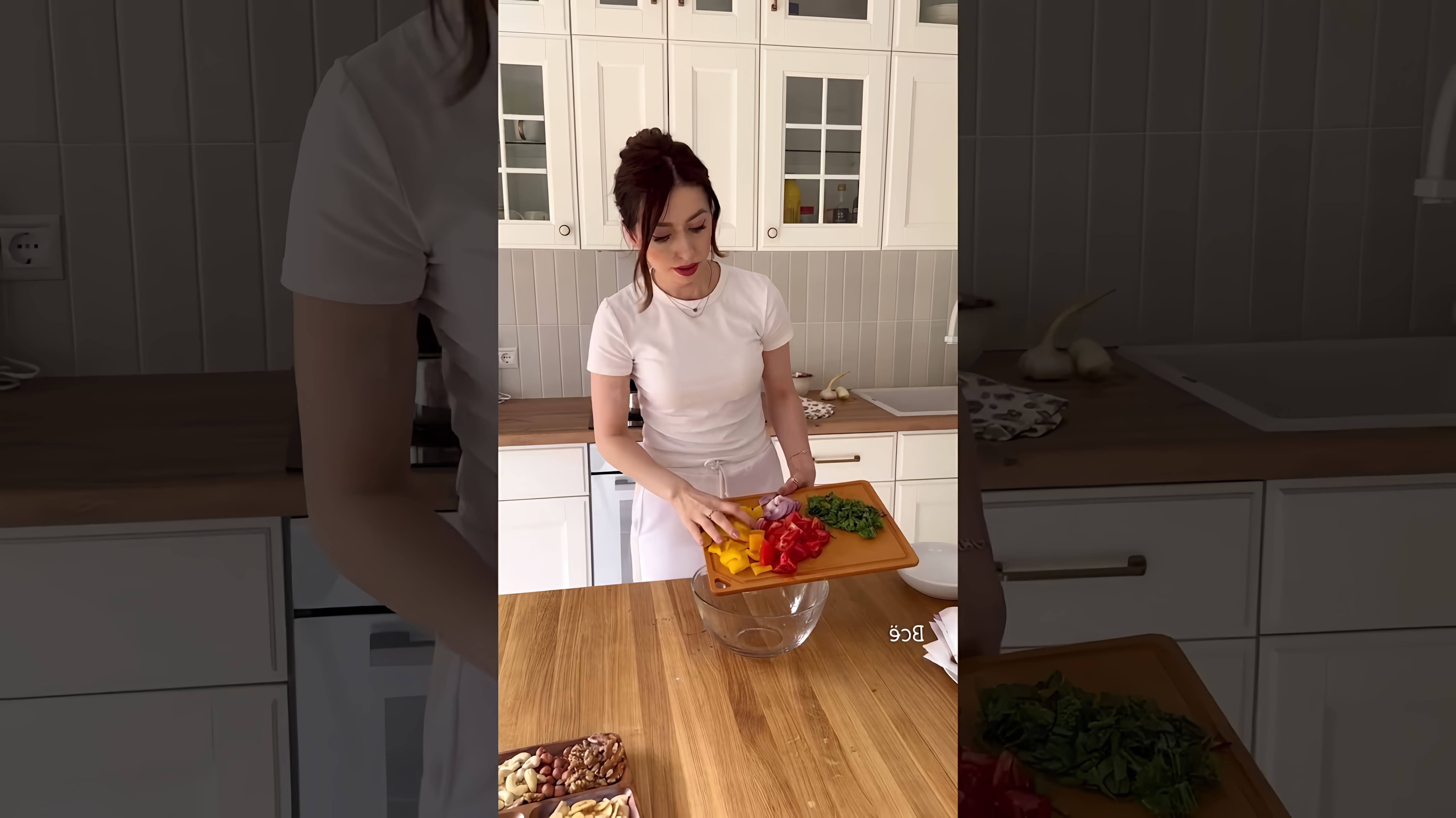 В этом видео демонстрируется процесс приготовления салата с хрустящими баклажанами
