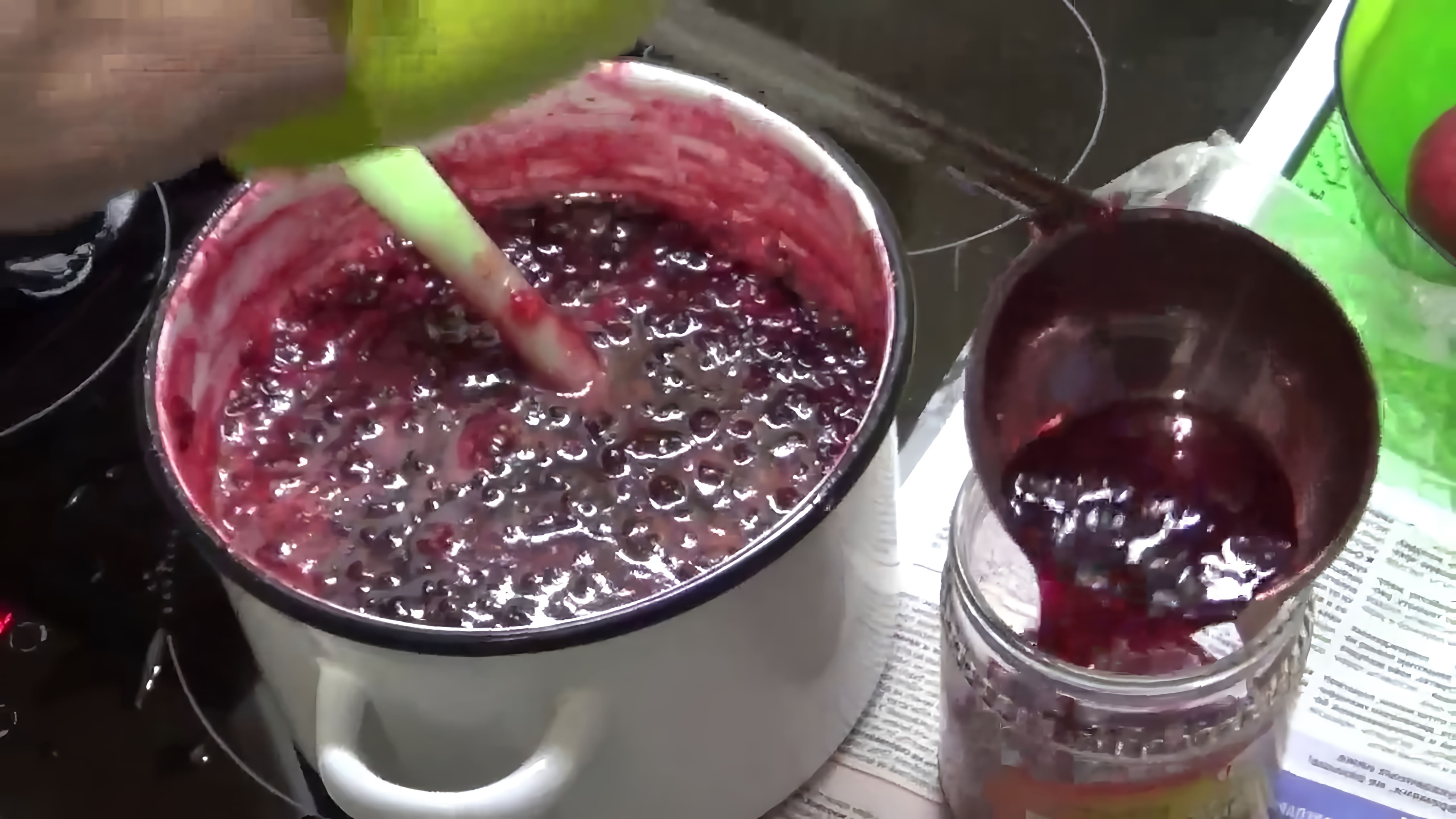 В этом видео демонстрируется процесс приготовления варенья из брусники