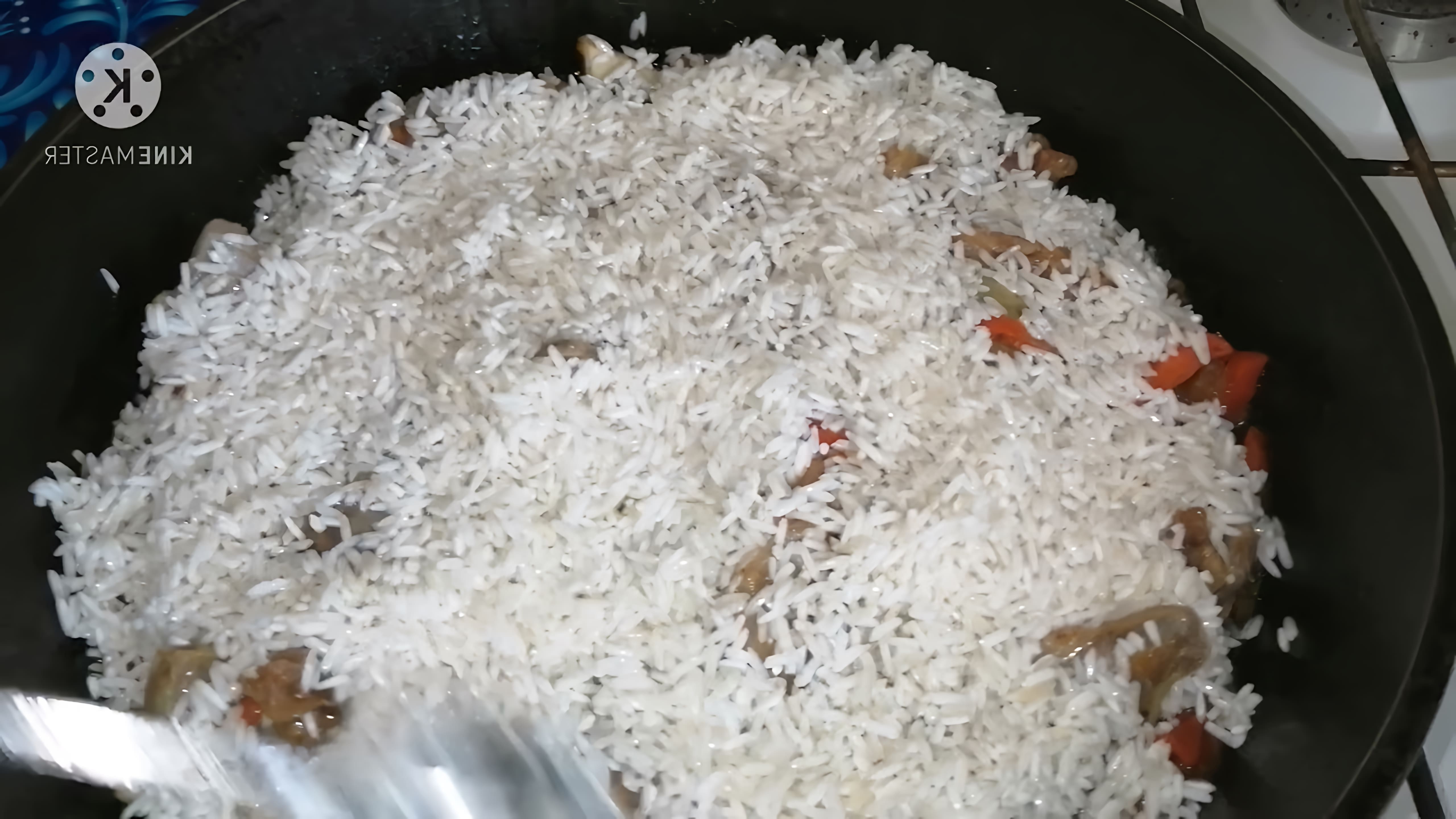 В этом видео-ролике показан процесс приготовления свиных рёбрышек с рисом