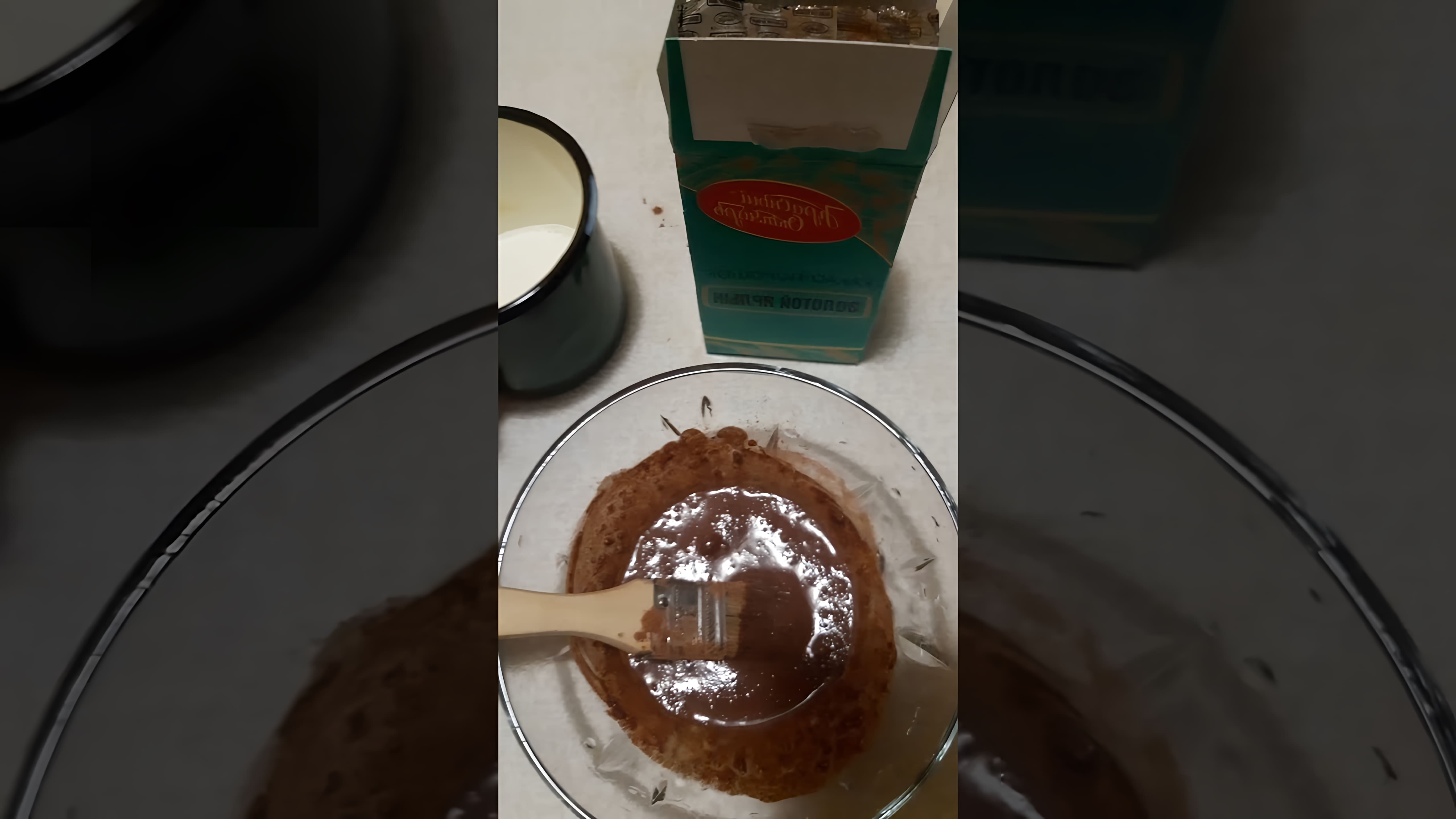 В этом видео-ролике мы увидим, как приготовить какао с молоком и маской для лица из какао-порошка