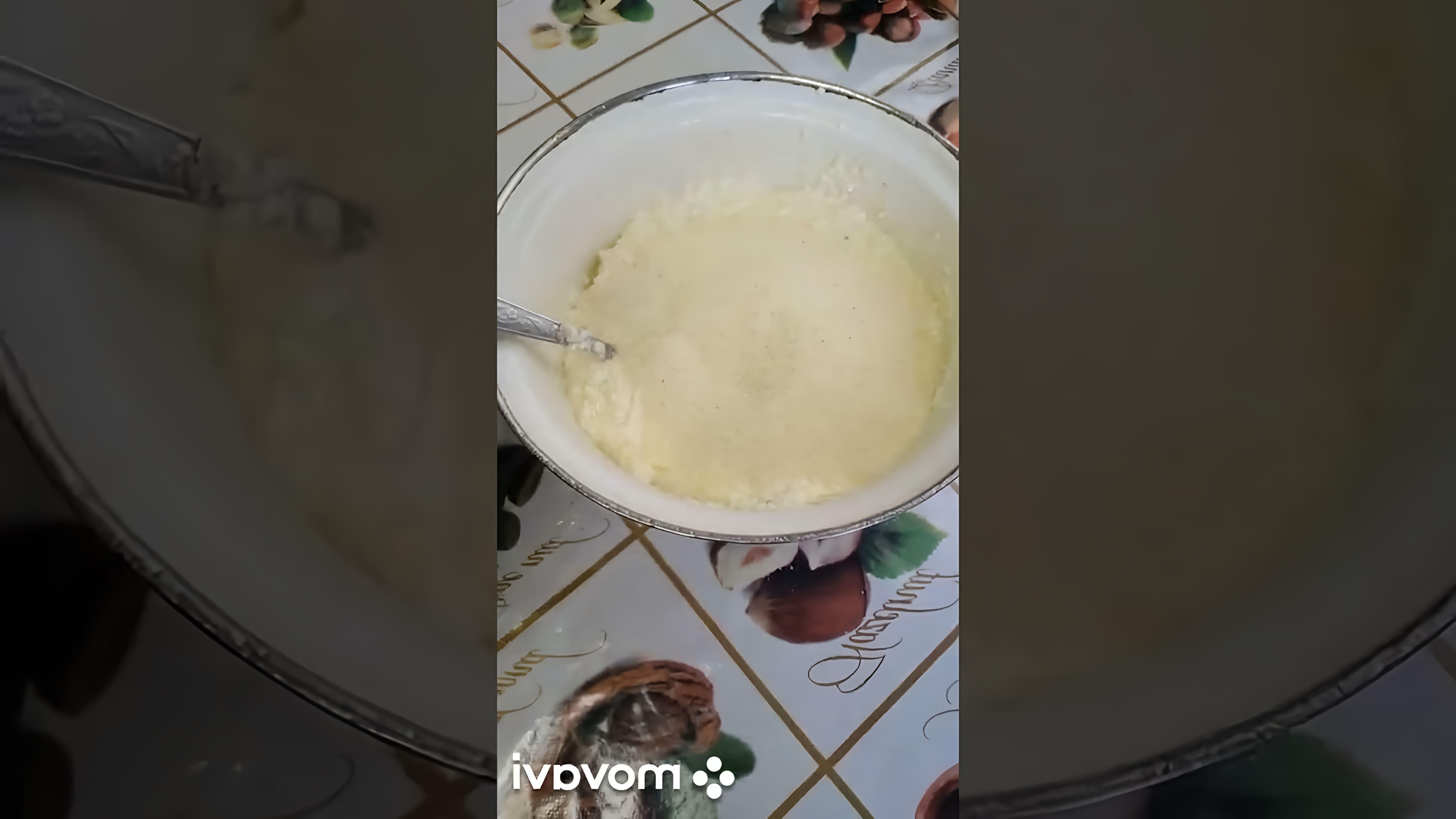 В этом видео демонстрируется процесс приготовления сырников