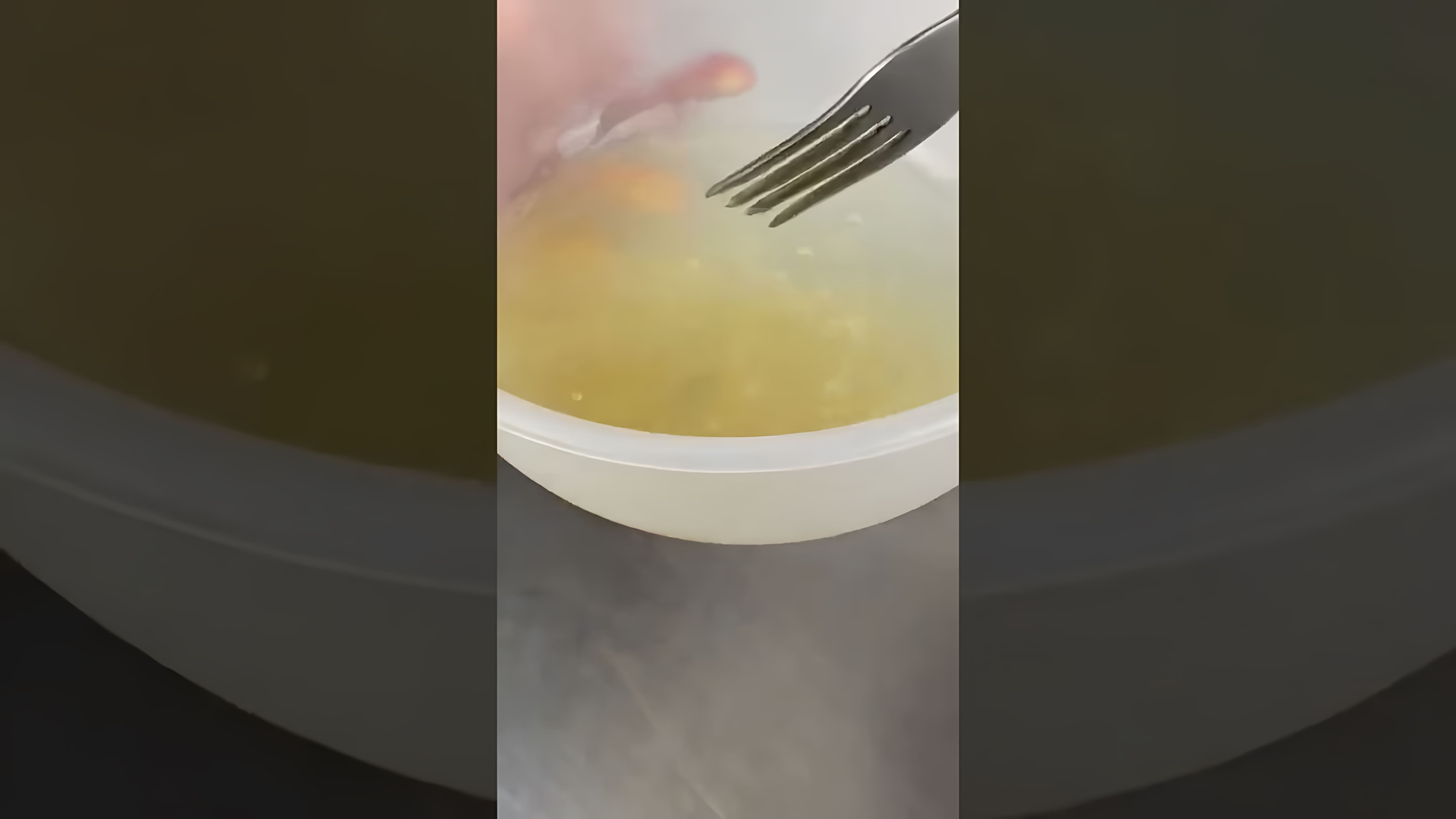В этом видео демонстрируется процесс приготовления сливок, которые хорошо держат форму