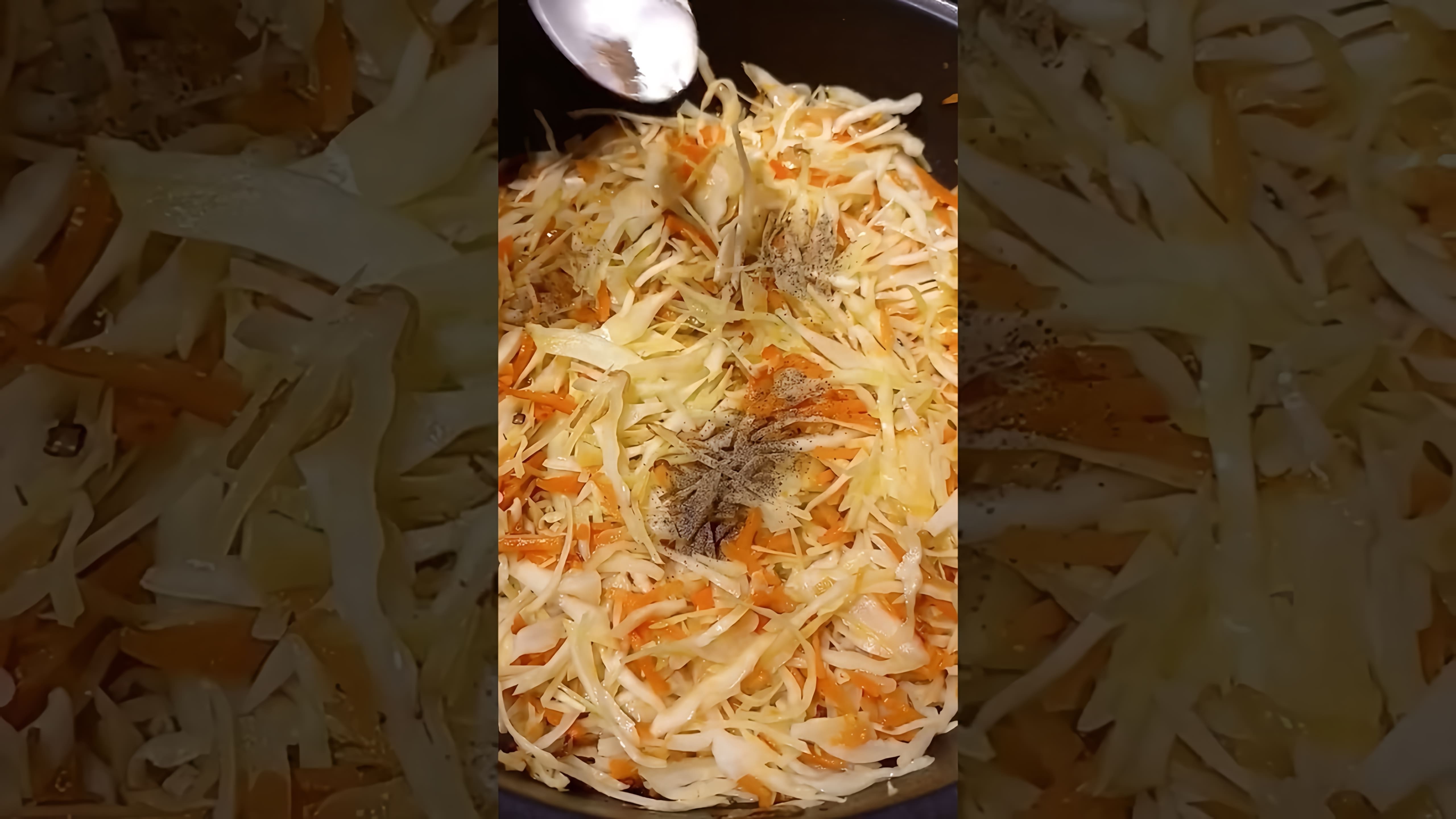 В этом видео демонстрируется процесс приготовления вареников с капустой