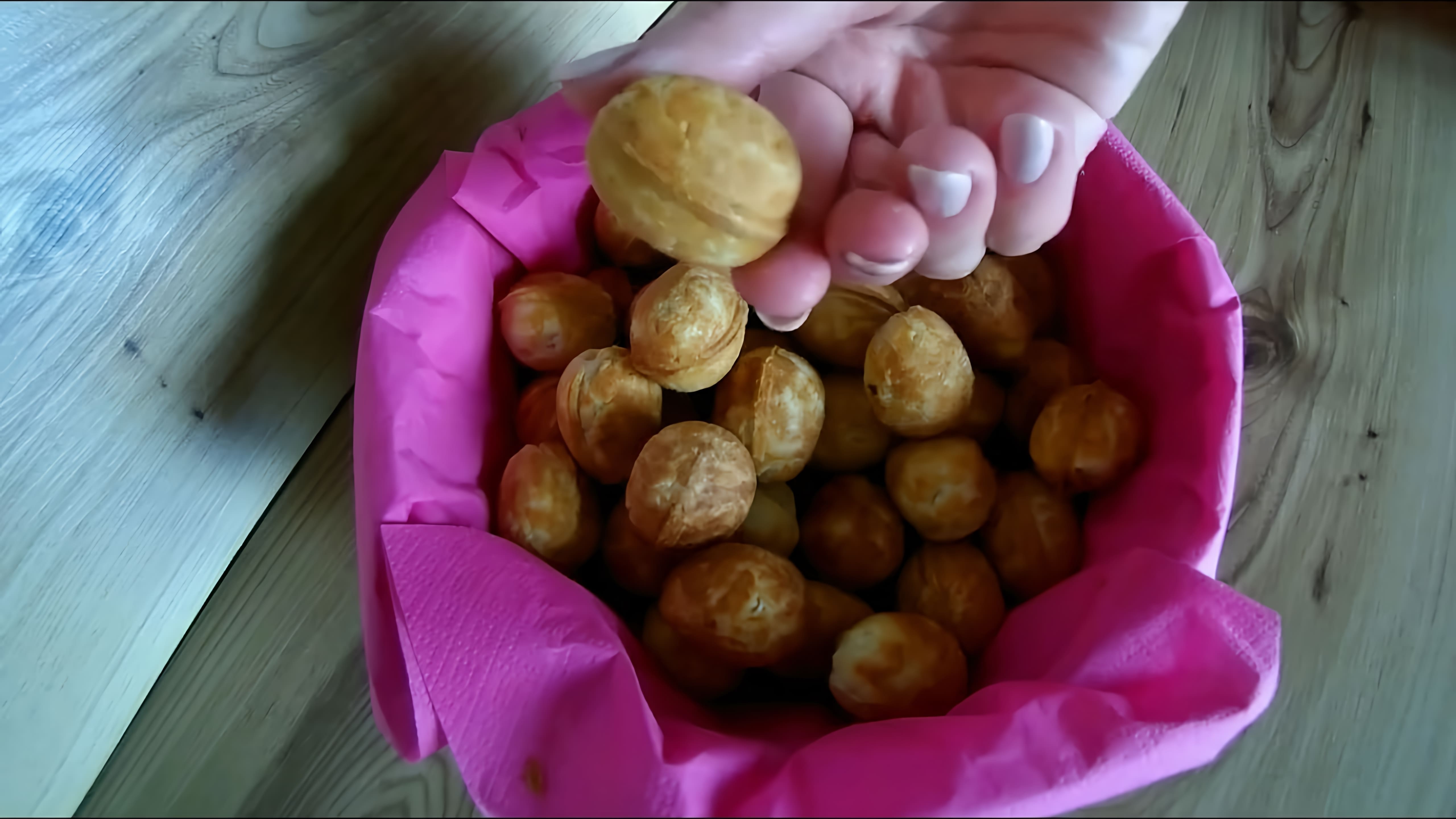 В видео-ролике "Назад в СССР! Домашнее печенье Орешки" можно увидеть процесс приготовления традиционного советского печенья "Орешки"