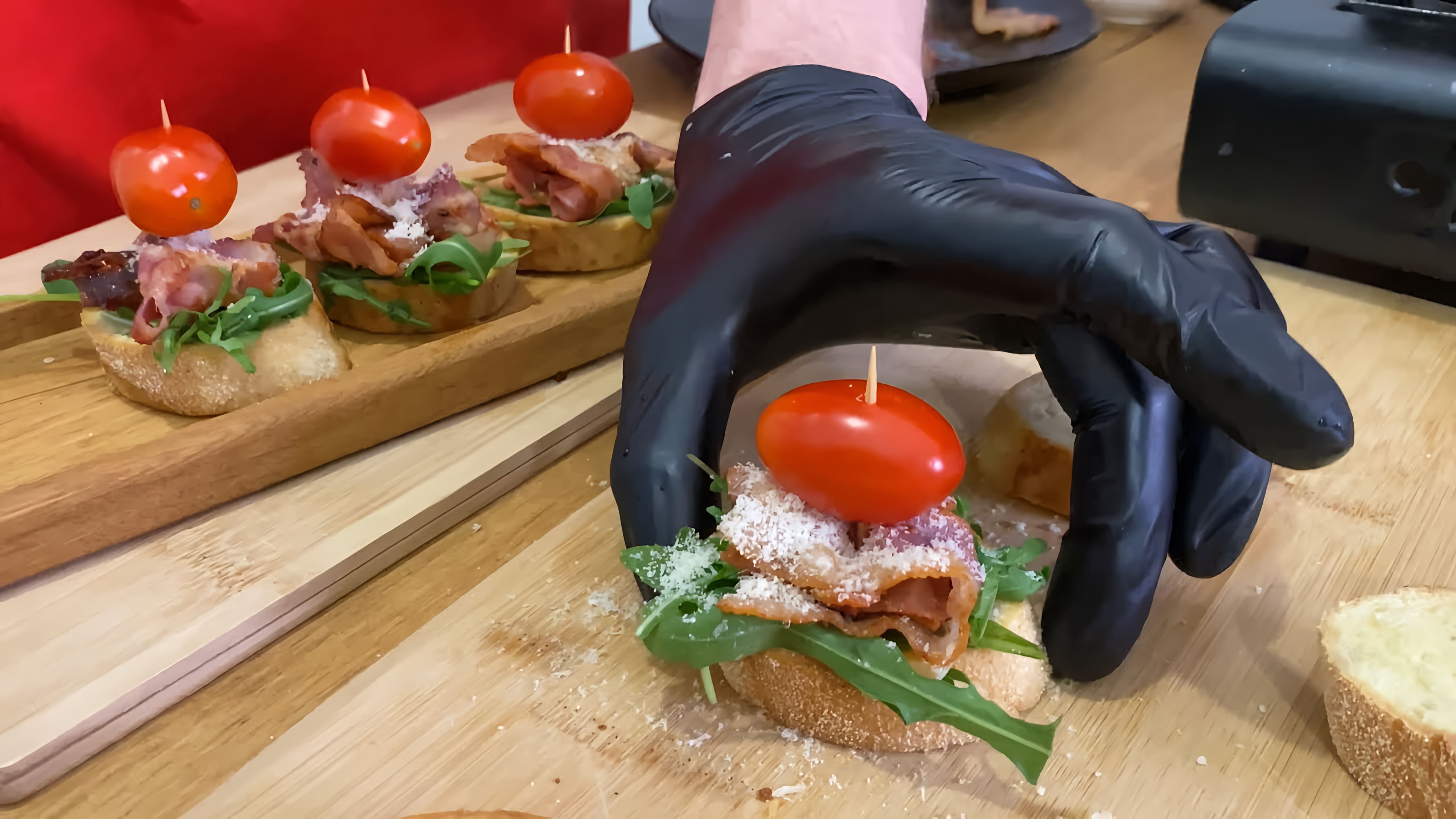 В этом видео демонстрируется процесс приготовления брускетт - итальянской закуски из поджаренного багета с различными начинками