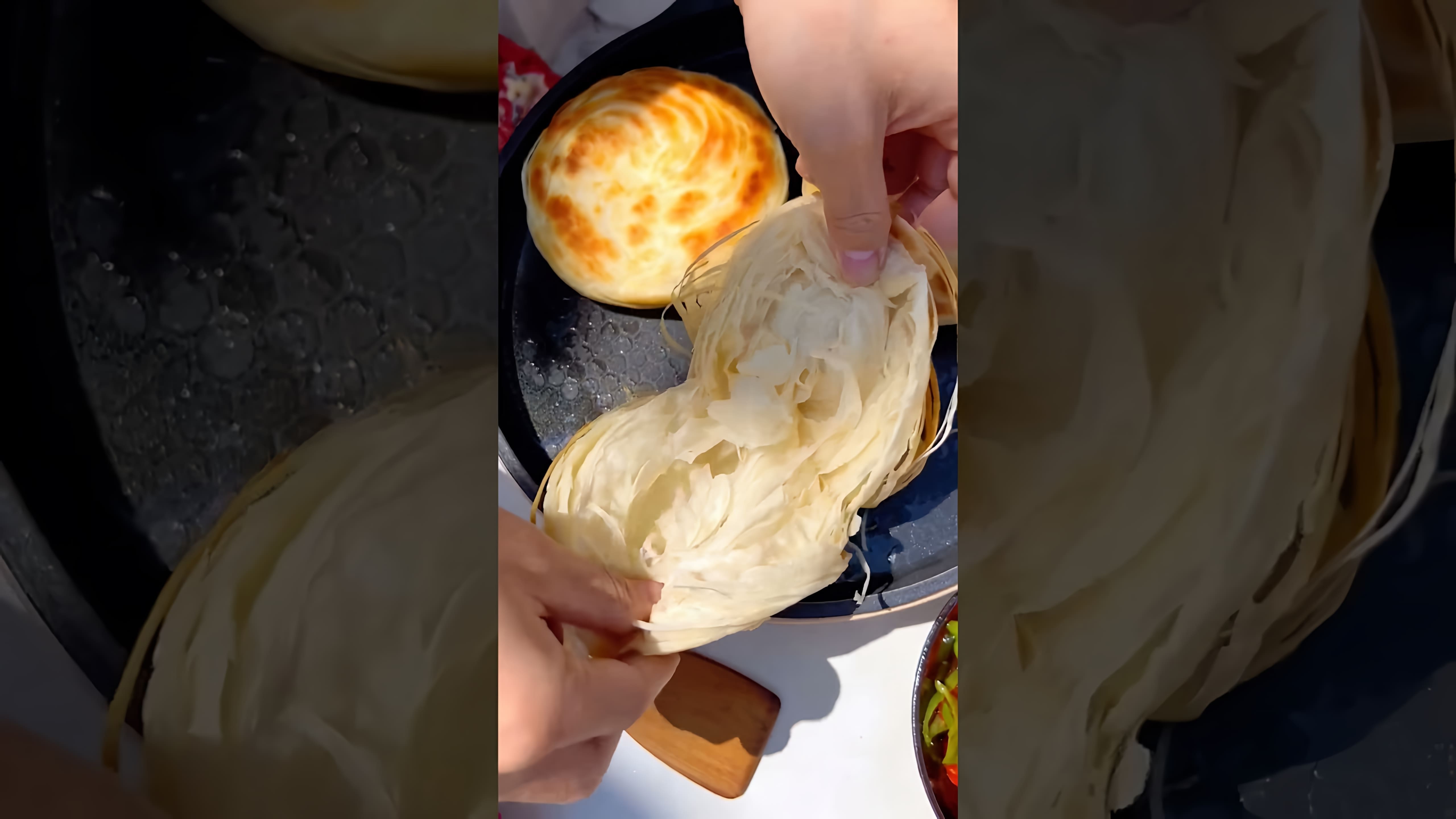 В данном видео-ролике демонстрируется процесс приготовления китайского бургера с жареной свининой и чили