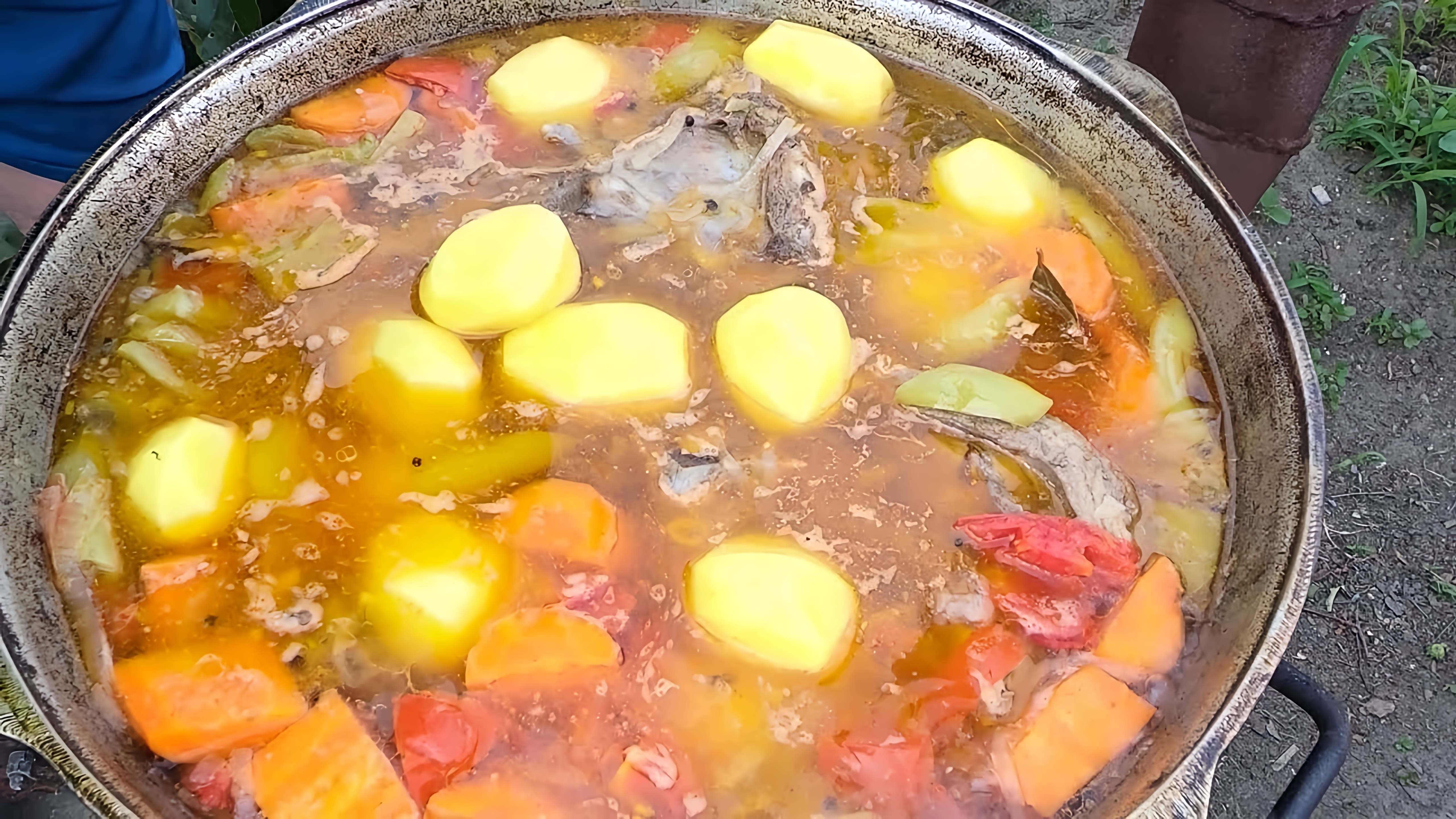 В этом видео демонстрируется процесс приготовления шурпы, традиционного блюда из баранины и говядины в казане на свежем воздухе