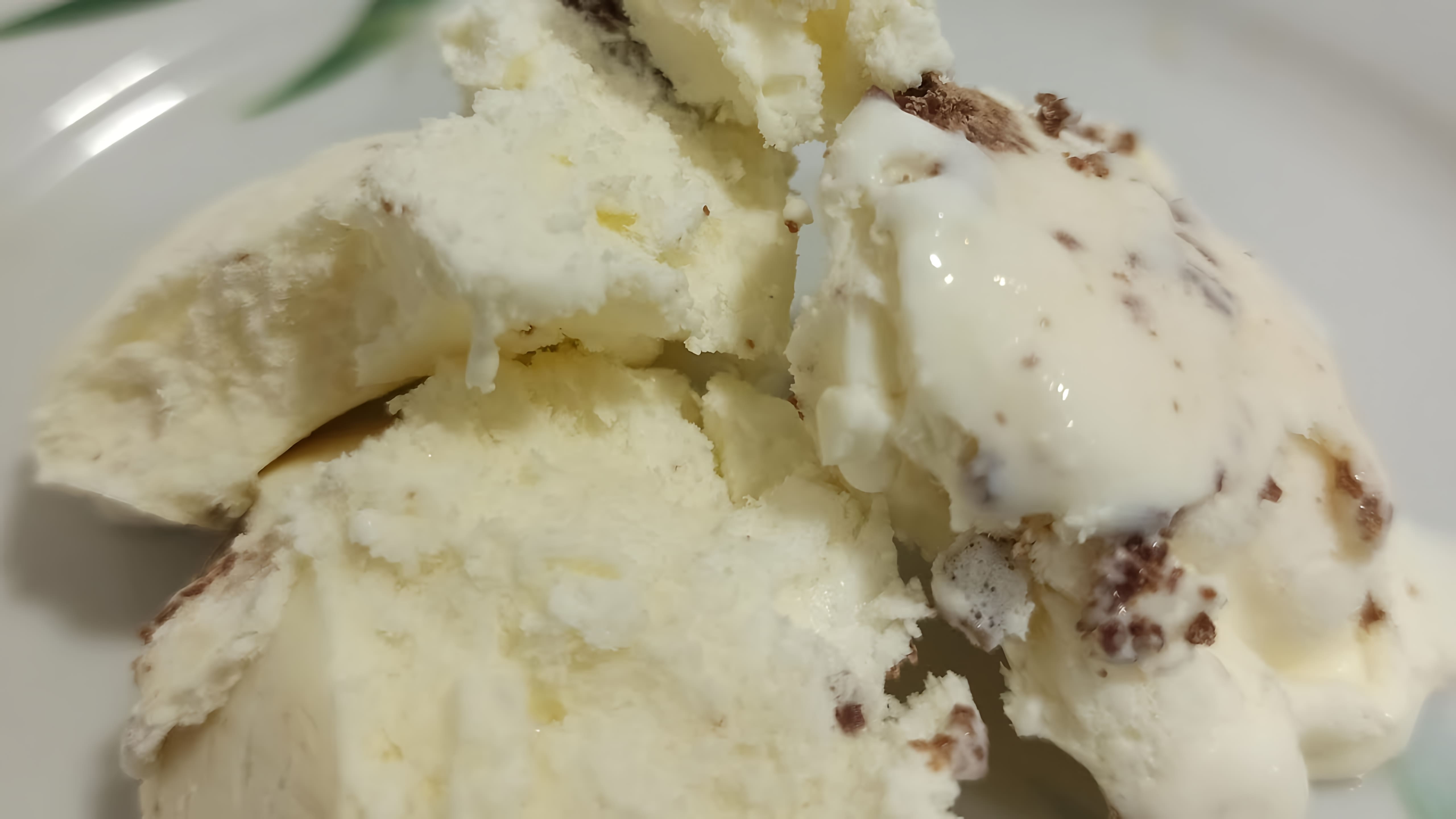 В этом видео демонстрируется процесс приготовления домашнего сливочного мороженого