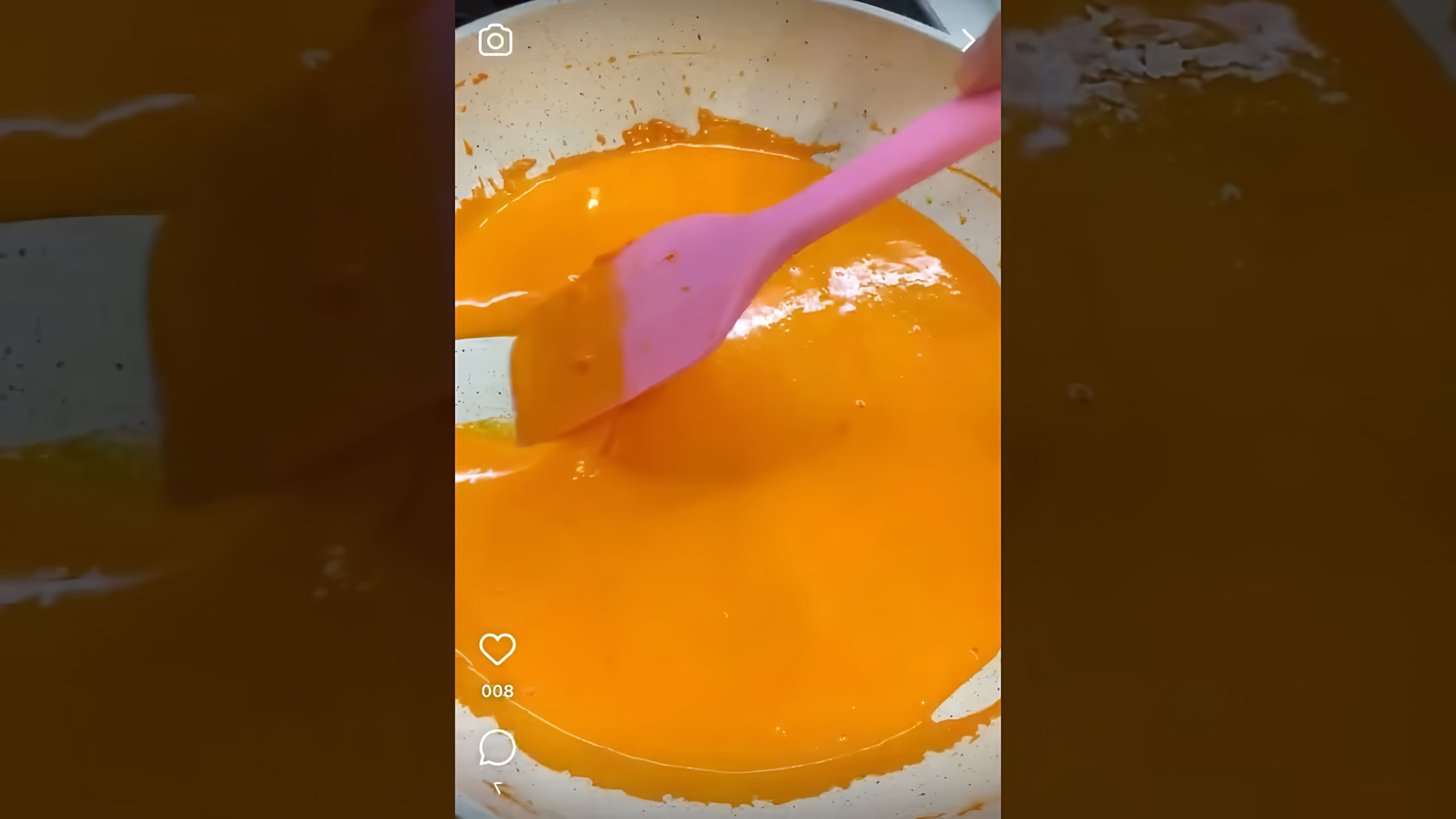 В этом видео демонстрируется процесс приготовления макарон Читос с макканчи соусом
